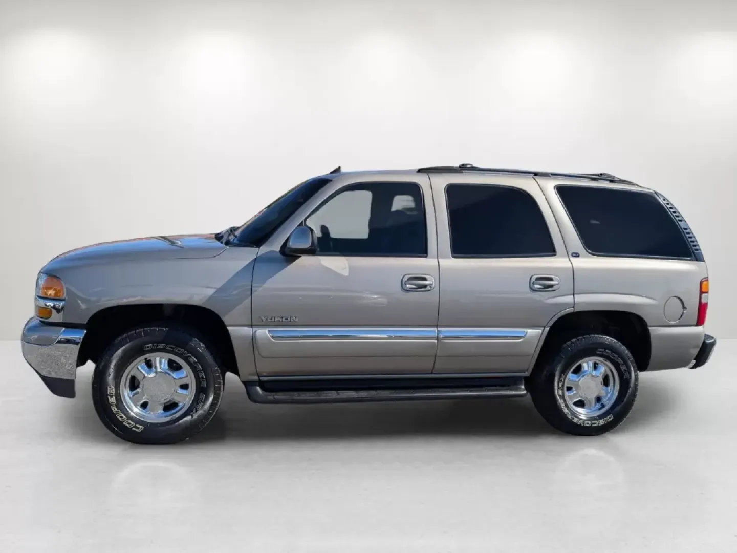 2003 /Pewter/Dark Pewter GMC Yukon SLT (1GKEC13Z83J) with an Other engine, located at 1430 Gateway Drive, Opelika, AL, 36801, (334) 239-0944, 32.637871, -85.409790 - **Discover Adventure and Comfort with the 2003 GMC Yukon SLT at Gils Auto - Phenix City**<br /> <br /> If you're on the hunt for a reliable SUV that embodies comfort and versatility, look no further than the 2003 GMC Yukon SLT, available now at Gils Auto in Phenix City, AL. This robust vehicle offer - Photo#7