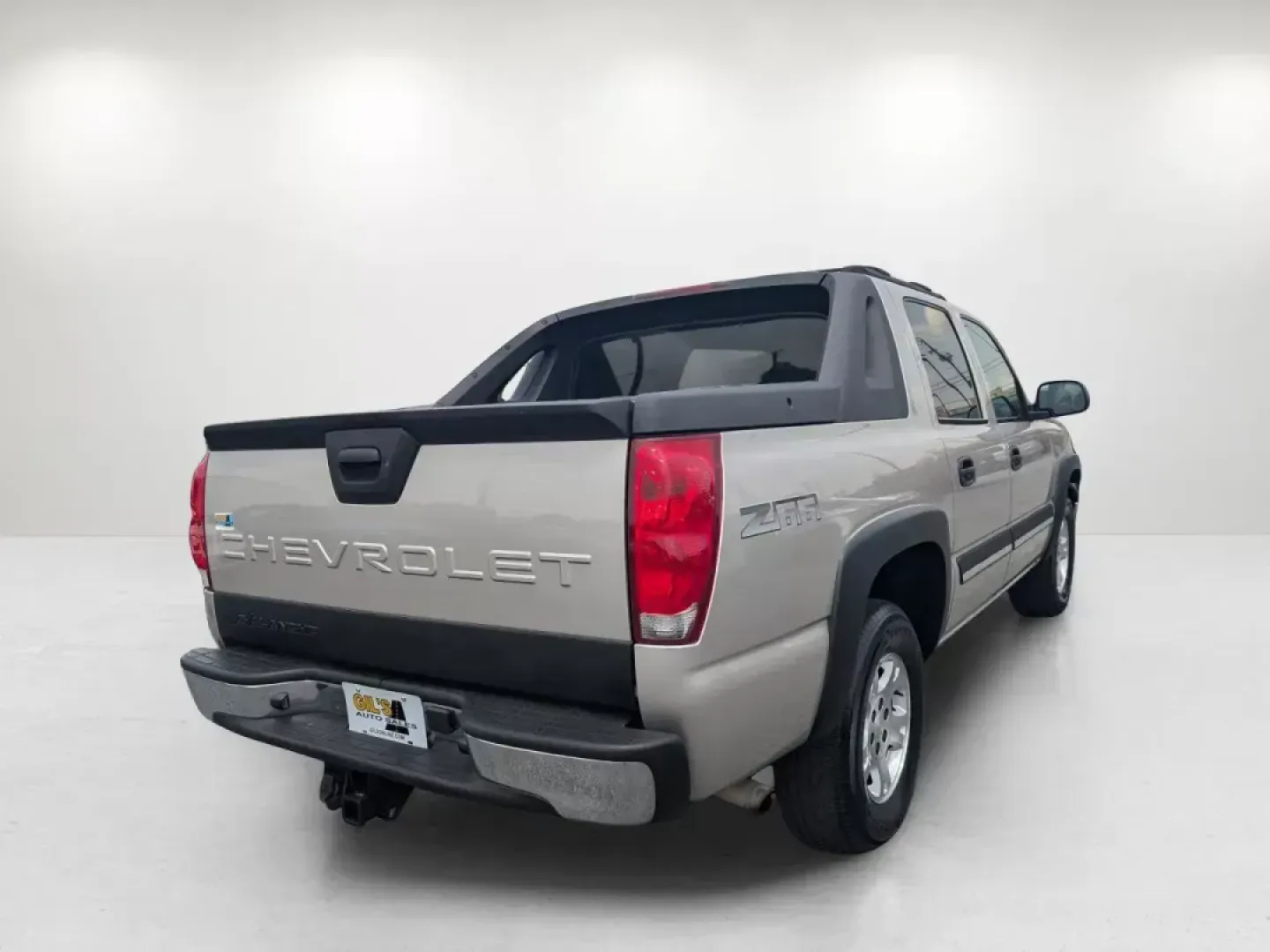 2004 /Dark Charcoal Chevrolet Avalanche Z66 (3GNEC12T54G) with an Gas V8 5.3L/327 engine, 4-Speed Automatic w/OD transmission, located at 1430 Gateway Drive, Opelika, AL, 36801, (334) 239-0944, 32.637871, -85.409790 - **Explore New Adventures with this 2004 Chevrolet Avalanche at Gils Auto - Opelika!**<br /> <br /> Are you ready to elevate your weekend adventures or tackle your daily commute with style and confidence? Look no further than this 2004 Chevrolet Avalanche Z66, now available at Gils Auto, located at 1 - Photo#4