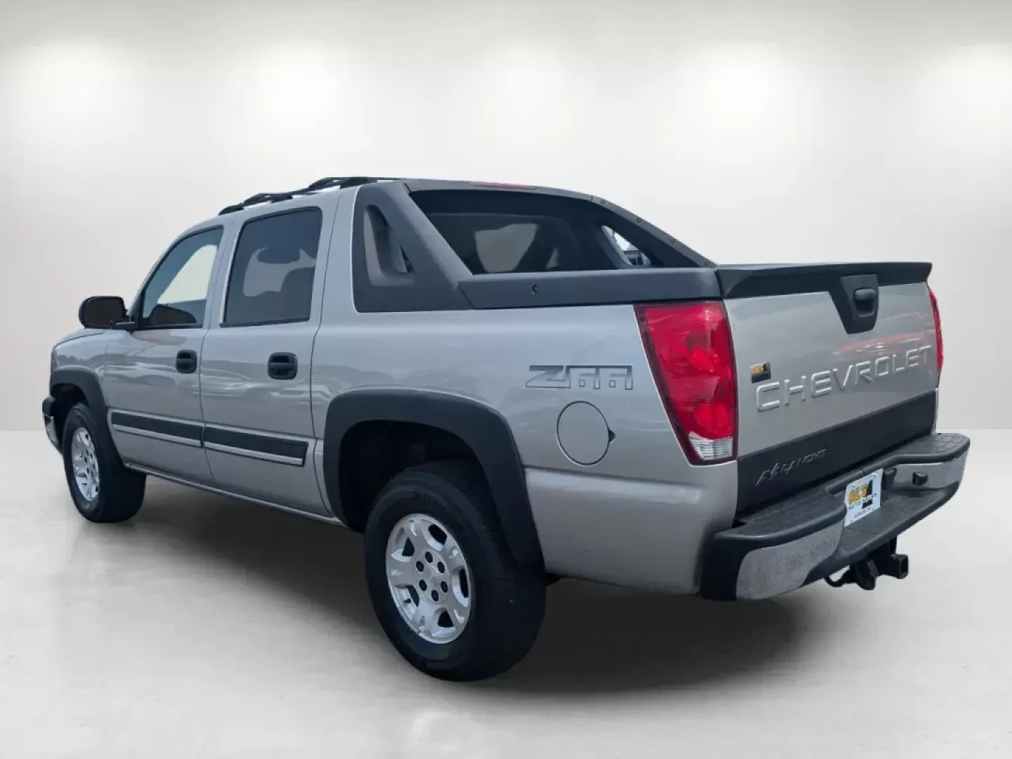2004 /Dark Charcoal Chevrolet Avalanche Z66 (3GNEC12T54G) with an Gas V8 5.3L/327 engine, 4-Speed Automatic w/OD transmission, located at 1430 Gateway Drive, Opelika, AL, 36801, (334) 239-0944, 32.637871, -85.409790 - **Explore New Adventures with this 2004 Chevrolet Avalanche at Gils Auto - Opelika!**<br /> <br /> Are you ready to elevate your weekend adventures or tackle your daily commute with style and confidence? Look no further than this 2004 Chevrolet Avalanche Z66, now available at Gils Auto, located at 1 - Photo#6