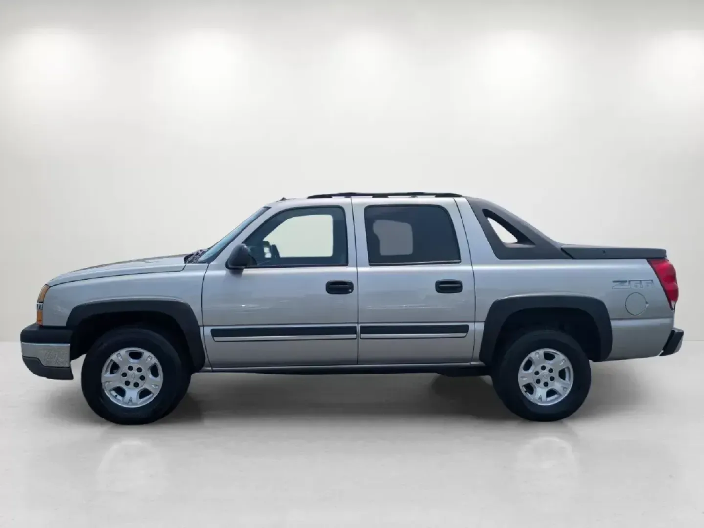 2004 /Dark Charcoal Chevrolet Avalanche Z66 (3GNEC12T54G) with an Gas V8 5.3L/327 engine, 4-Speed Automatic w/OD transmission, located at 1430 Gateway Drive, Opelika, AL, 36801, (334) 239-0944, 32.637871, -85.409790 - **Explore New Adventures with this 2004 Chevrolet Avalanche at Gils Auto - Opelika!**<br /> <br /> Are you ready to elevate your weekend adventures or tackle your daily commute with style and confidence? Look no further than this 2004 Chevrolet Avalanche Z66, now available at Gils Auto, located at 1 - Photo#7