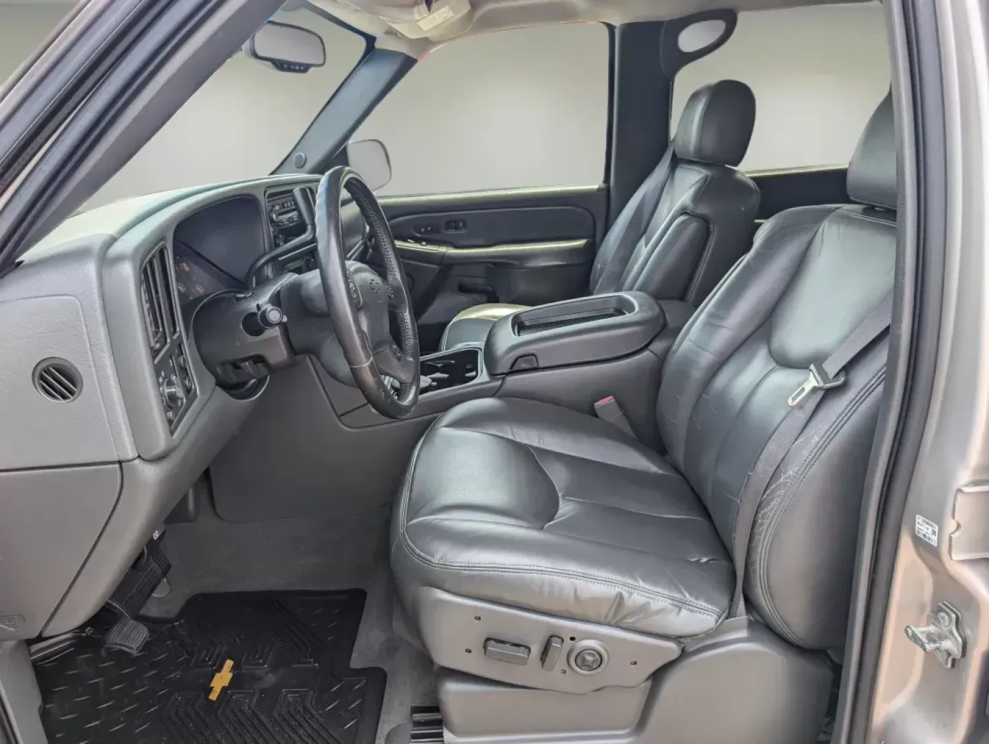 2004 /Dark Charcoal Chevrolet Avalanche Z66 (3GNEC12T54G) with an Gas V8 5.3L/327 engine, 4-Speed Automatic w/OD transmission, located at 1430 Gateway Drive, Opelika, AL, 36801, (334) 239-0944, 32.637871, -85.409790 - **Explore New Adventures with this 2004 Chevrolet Avalanche at Gils Auto - Opelika!**<br /> <br /> Are you ready to elevate your weekend adventures or tackle your daily commute with style and confidence? Look no further than this 2004 Chevrolet Avalanche Z66, now available at Gils Auto, located at 1 - Photo#9