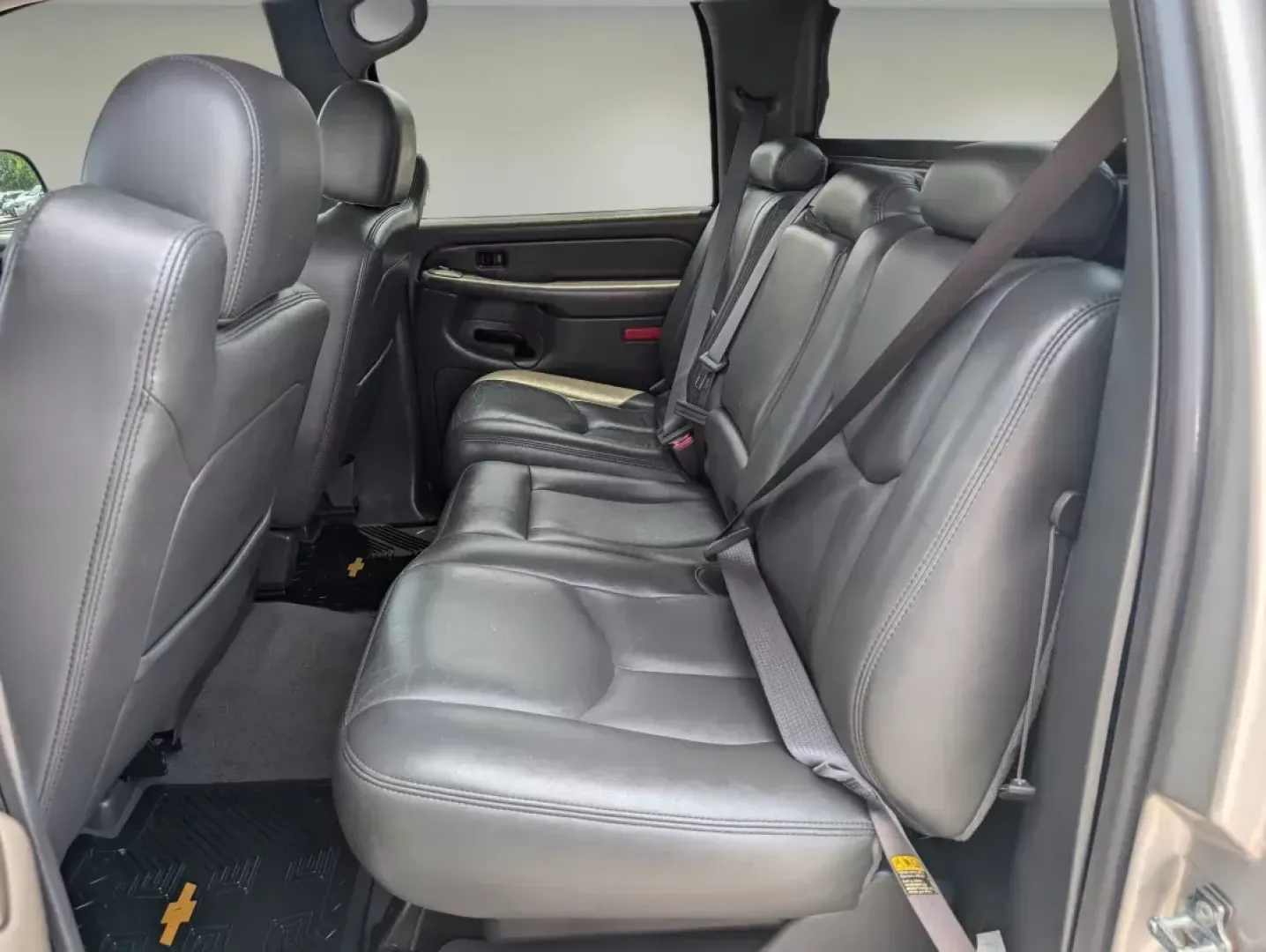 2004 /Dark Charcoal Chevrolet Avalanche Z66 (3GNEC12T54G) with an Gas V8 5.3L/327 engine, 4-Speed Automatic w/OD transmission, located at 1430 Gateway Drive, Opelika, AL, 36801, (334) 239-0944, 32.637871, -85.409790 - **Explore New Adventures with this 2004 Chevrolet Avalanche at Gils Auto - Opelika!**<br /> <br /> Are you ready to elevate your weekend adventures or tackle your daily commute with style and confidence? Look no further than this 2004 Chevrolet Avalanche Z66, now available at Gils Auto, located at 1 - Photo#10