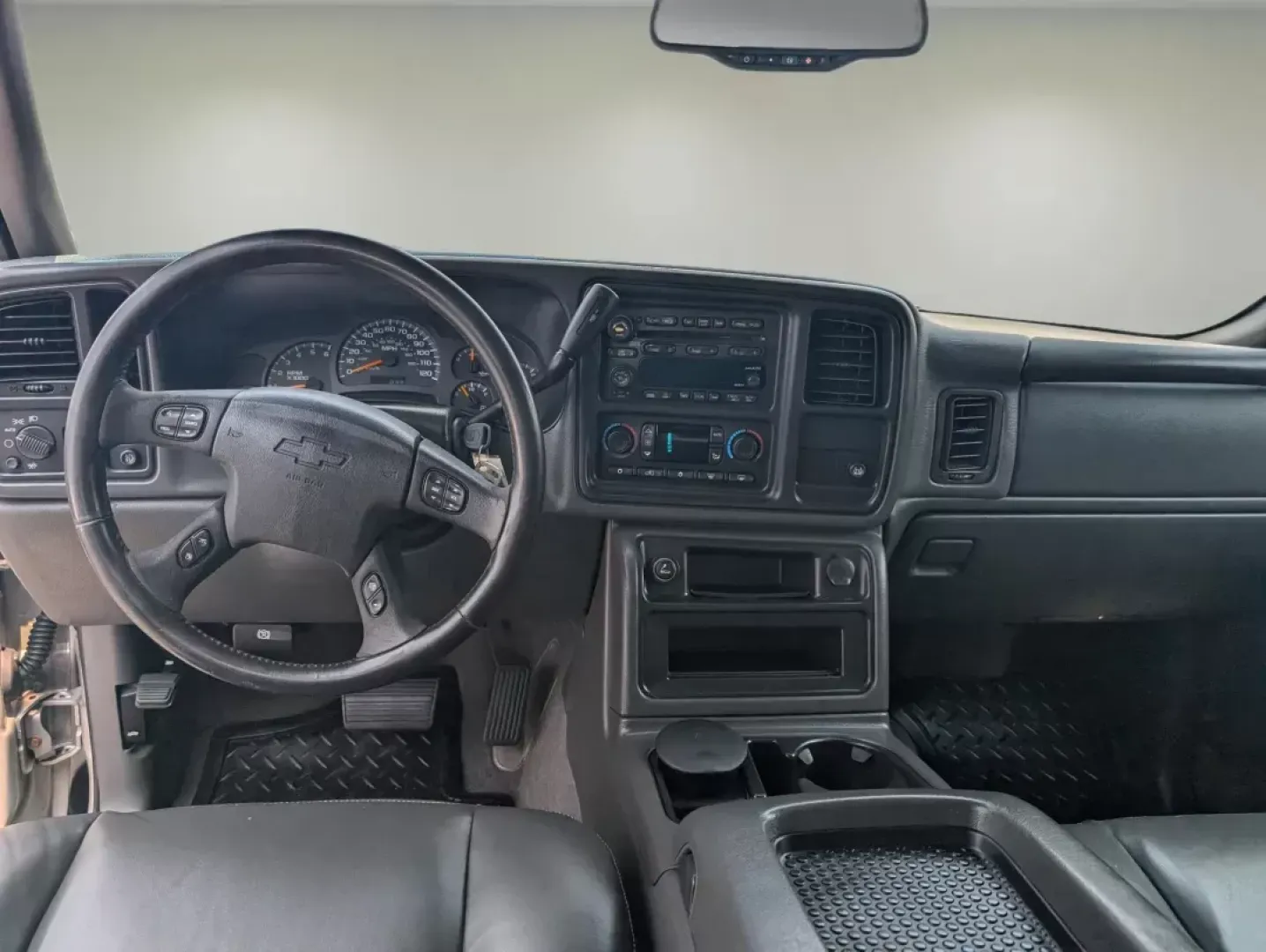 2004 /Dark Charcoal Chevrolet Avalanche Z66 (3GNEC12T54G) with an Gas V8 5.3L/327 engine, 4-Speed Automatic w/OD transmission, located at 1430 Gateway Drive, Opelika, AL, 36801, (334) 239-0944, 32.637871, -85.409790 - **Explore New Adventures with this 2004 Chevrolet Avalanche at Gils Auto - Opelika!**<br /> <br /> Are you ready to elevate your weekend adventures or tackle your daily commute with style and confidence? Look no further than this 2004 Chevrolet Avalanche Z66, now available at Gils Auto, located at 1 - Photo#11