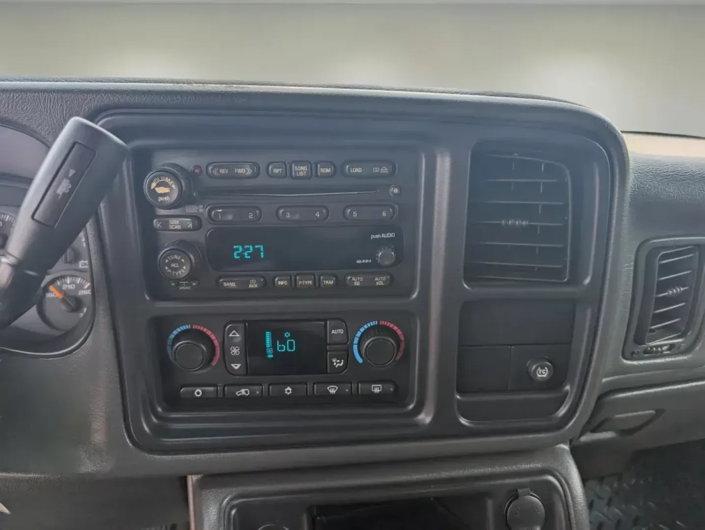 2004 /Dark Charcoal Chevrolet Avalanche Z66 (3GNEC12T54G) with an Gas V8 5.3L/327 engine, 4-Speed Automatic w/OD transmission, located at 1430 Gateway Drive, Opelika, AL, 36801, (334) 239-0944, 32.637871, -85.409790 - **Explore New Adventures with this 2004 Chevrolet Avalanche at Gils Auto - Opelika!**<br /> <br /> Are you ready to elevate your weekend adventures or tackle your daily commute with style and confidence? Look no further than this 2004 Chevrolet Avalanche Z66, now available at Gils Auto, located at 1 - Photo#13