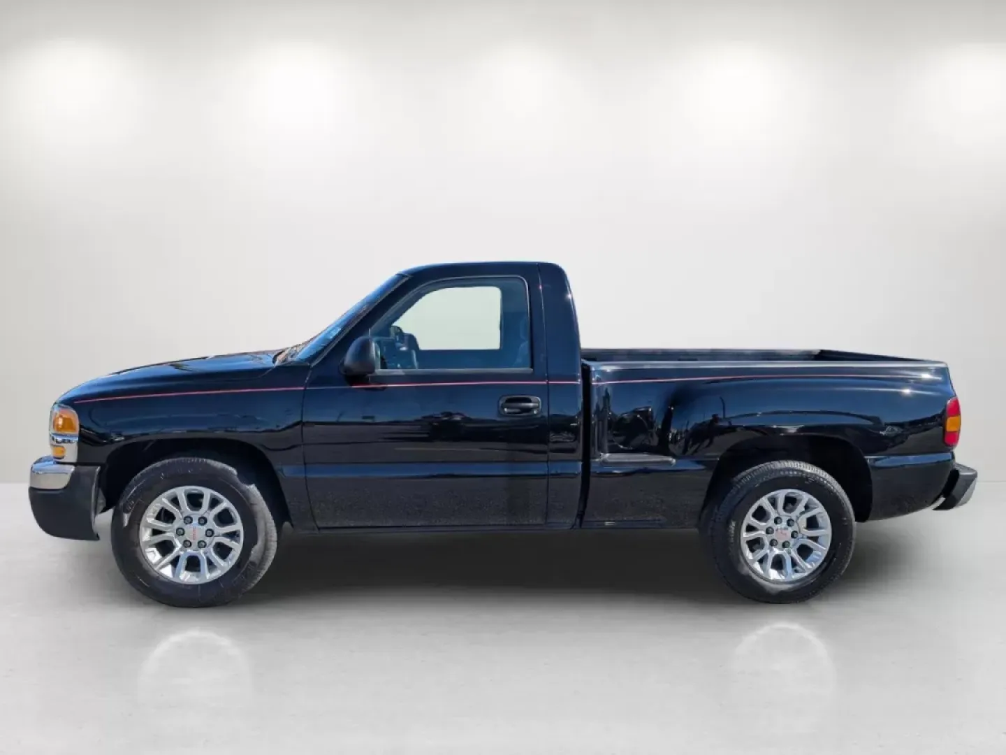 2004 /Dark Pewter GMC Sierra 1500 (1GTEC14X14Z) with an Other engine, located at 3959 U.S. 80 W, Phenix City, AL, 36870, (334) 297-4885, 32.469296, -85.135185 - **Get Ready for Adventure with the 2004 GMC Sierra 1500!**<br /> <br /> Are you looking for a reliable pickup truck that can handle your weekend adventures while also being perfect for daily commutes? Look no further than the 2004 GMC Sierra 1500, available now at Gils Auto in Phenix City, AL. This - Photo#7