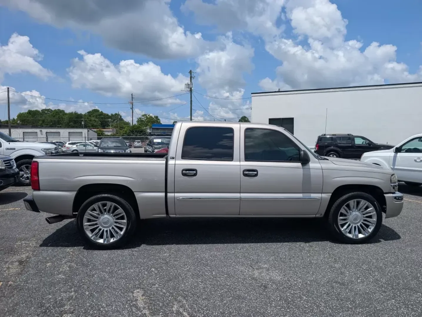 2004 /Pewter GMC Sierra 1500 Crew Cab SLE (2GTEC13T241) with an Gas V8 5.3L/325 engine, 4-Speed HD Automatic w/OD transmission, located at 3959 U.S. 80 W, Phenix City, AL, 36870, (334) 297-4885, 32.469296, -85.135185 - 2004 GMC Sierra 1500 Crew Cab SLE - Photo#3