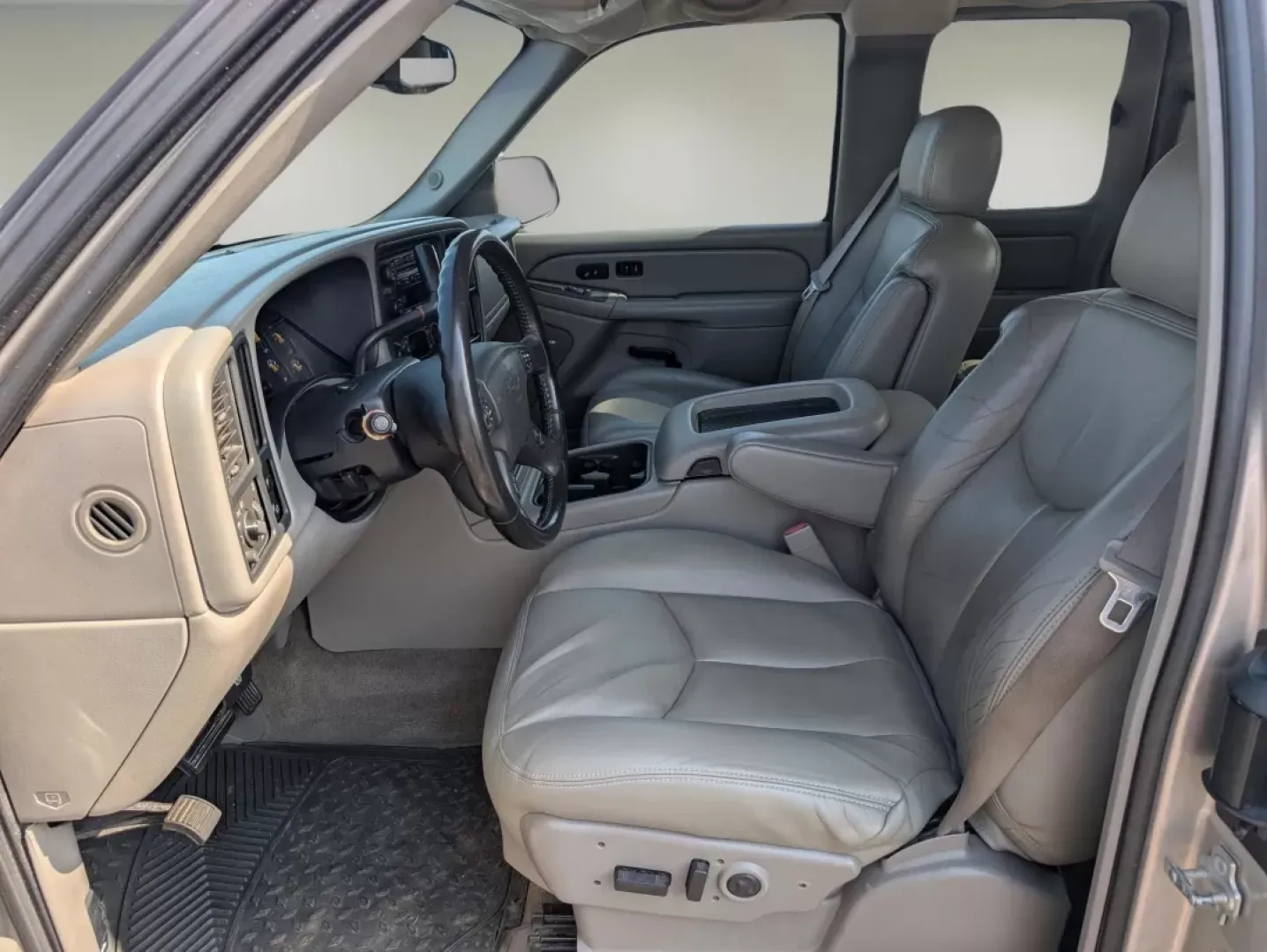 2005 Silver Birch Metallic /Medium Gray Chevrolet Silverado 1500 LT (2GCEC19T651) with an Other engine, located at 1430 Gateway Drive, Opelika, AL, 36801, (334) 239-0944, 32.637871, -85.409790 - **Unleash Your Adventurous Spirit with the 2005 Chevrolet Silverado 1500 LT!** <br /> <br /> Are you ready to take on your next weekend adventure or tackle those daily commutes with confidence? The 2005 Chevrolet Silverado 1500 LT is not just a truck; it's your companion for life's journey. Whether - Photo#9