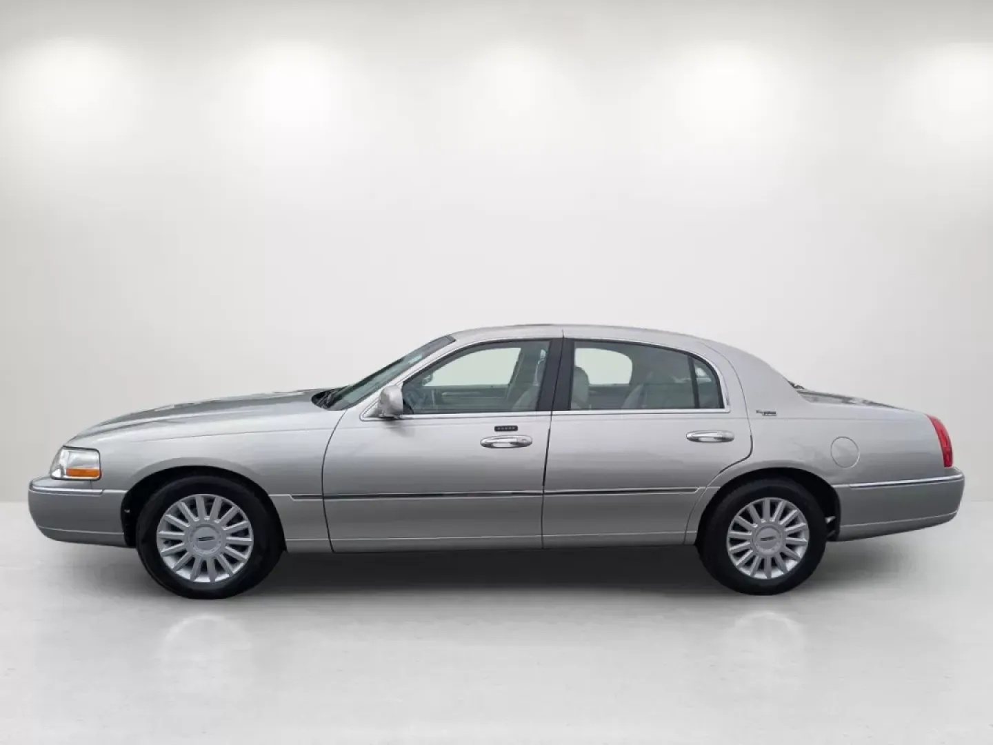 2005 Lincoln Town Car Signature Limited (1LNHM82W75Y) with an Other engine, located at 7000 Northlake Connector, Columbus, GA, 31904, (706) 987-8085, 32.524975, -84.978134 - Experience the epitome of luxury and comfort with this stunning 2005 Lincoln Town Car Signature Limited, perfect for those who appreciate style, elegance, and reliability. At Gils Auto in Phenix City, AL, we understand that driving is not just about getting from point A to B; it's about the journey - Photo#7