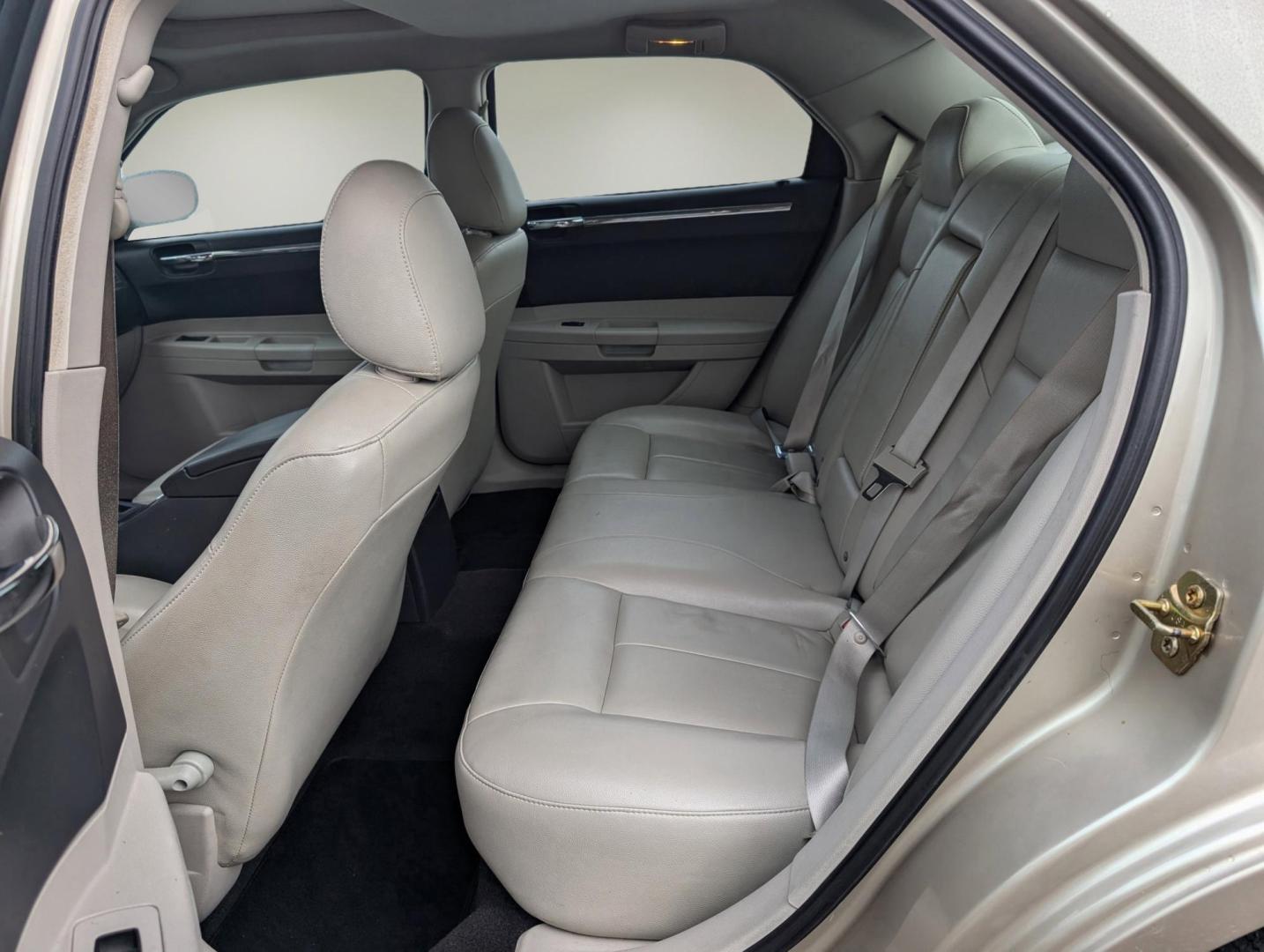2006 Chrysler 300 Touring (2C3KA53G16H) with an Gas V6 3.5L/214 engine, 4-Speed Automatic transmission, located at 5115 14th Ave., Columbus, GA, 31904, (706) 323-0345, 32.511494, -84.971046 - 2006 Chrysler 300 Touring - Photo#10