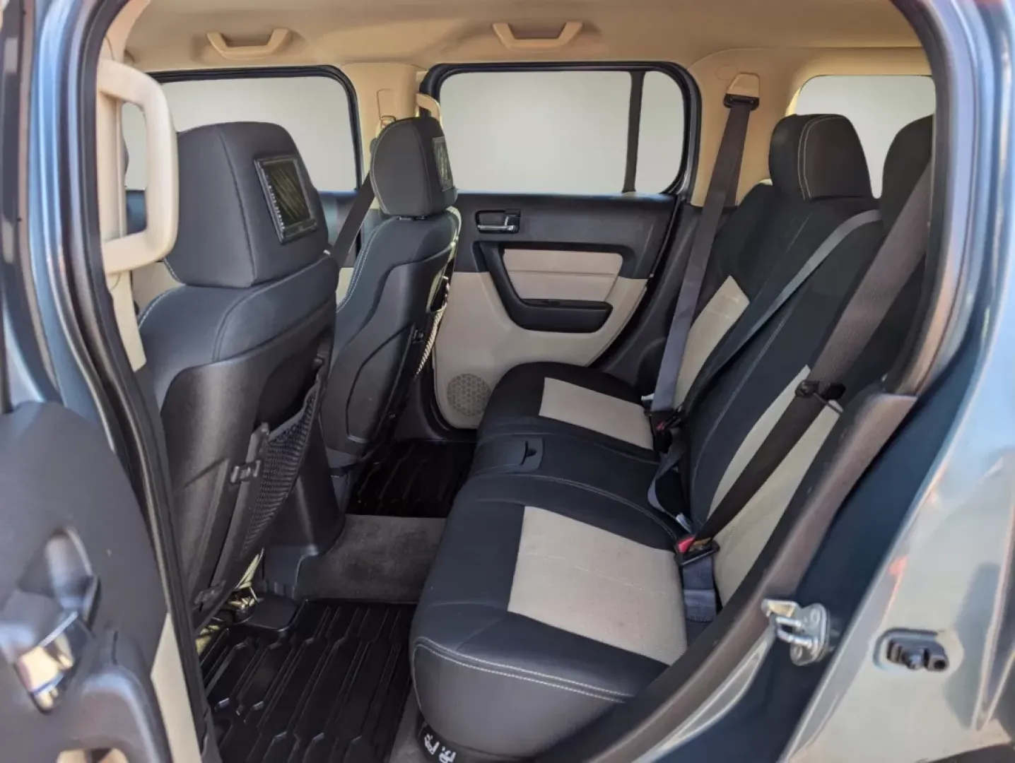 2006 /Light Cashmere Hummer H3 (5GTDN136668) with an Other engine, located at 3959 U.S. 80 W, Phenix City, AL, 36870, (334) 297-4885, 32.469296, -85.135185 - Discover adventure and versatility with this impressive 2006 Hummer H3, ideal for those who crave the great outdoors or need a reliable vehicle for family outings. Whether you're tackling rugged trails or cruising through Phenix City, AL, this capable SUV is perfect for weekend warriors and daily co - Photo#10