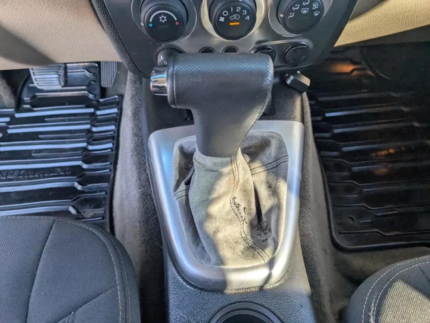 2006 /Light Cashmere Hummer H3 (5GTDN136668) with an Other engine, located at 3959 U.S. 80 W, Phenix City, AL, 36870, (334) 297-4885, 32.469296, -85.135185 - Discover adventure and versatility with this impressive 2006 Hummer H3, ideal for those who crave the great outdoors or need a reliable vehicle for family outings. Whether you're tackling rugged trails or cruising through Phenix City, AL, this capable SUV is perfect for weekend warriors and daily co - Photo#13