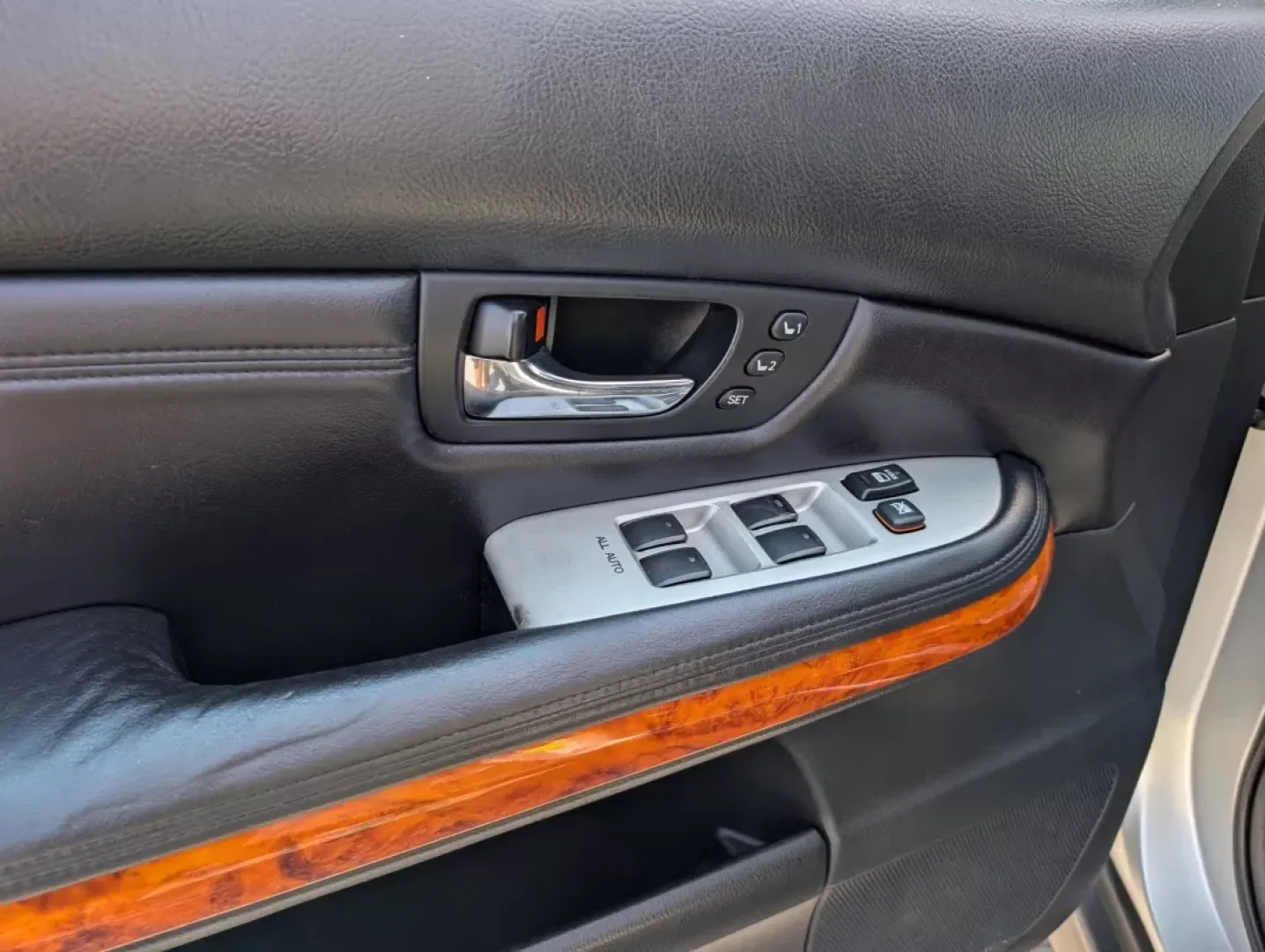 2006 Lexus RX 330 (2T2GA31U86C) with an Other engine, located at 521 Old Farm Lane Rd, Prattville, AL, 36066, (334) 325-1505, 32.482460, -86.416367 - **Discover Your Next Adventure with the 2006 Lexus RX 330 at Gils Auto Phenix City, AL**<br /> <br /> Are you ready to elevate your lifestyle with a vehicle that embodies luxury and practicality? Look no further than the 2006 Lexus RX 330, a perfect blend of comfort and capability for families, com - Photo#8