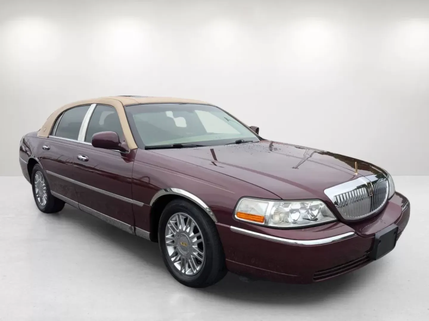 2006 Lincoln Town Car Designer Series (1LNHM83WX6Y) with an Other engine, located at 1430 Gateway Drive, Opelika, AL, 36801, (334) 239-0944, 32.637871, -85.409790 - **Experience Luxury with the 2006 Lincoln Town Car: Your Ideal Ride for Comfort and Style!**<br /> <br /> Are you in search of a vehicle that combines elegance with everyday practicality? Look no further than the 2006 Lincoln Town Car, now available at Gils Auto in Phenix City, AL. This stunning mar - Photo#2