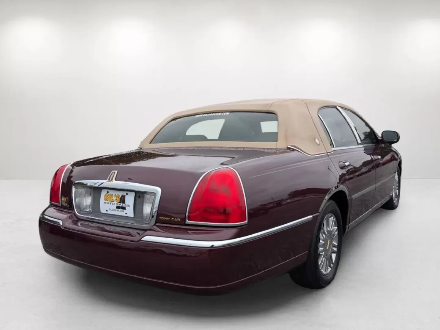 2006 Lincoln Town Car Designer Series (1LNHM83WX6Y) with an Other engine, located at 1430 Gateway Drive, Opelika, AL, 36801, (334) 239-0944, 32.637871, -85.409790 - **Experience Luxury with the 2006 Lincoln Town Car: Your Ideal Ride for Comfort and Style!**<br /> <br /> Are you in search of a vehicle that combines elegance with everyday practicality? Look no further than the 2006 Lincoln Town Car, now available at Gils Auto in Phenix City, AL. This stunning mar - Photo#4