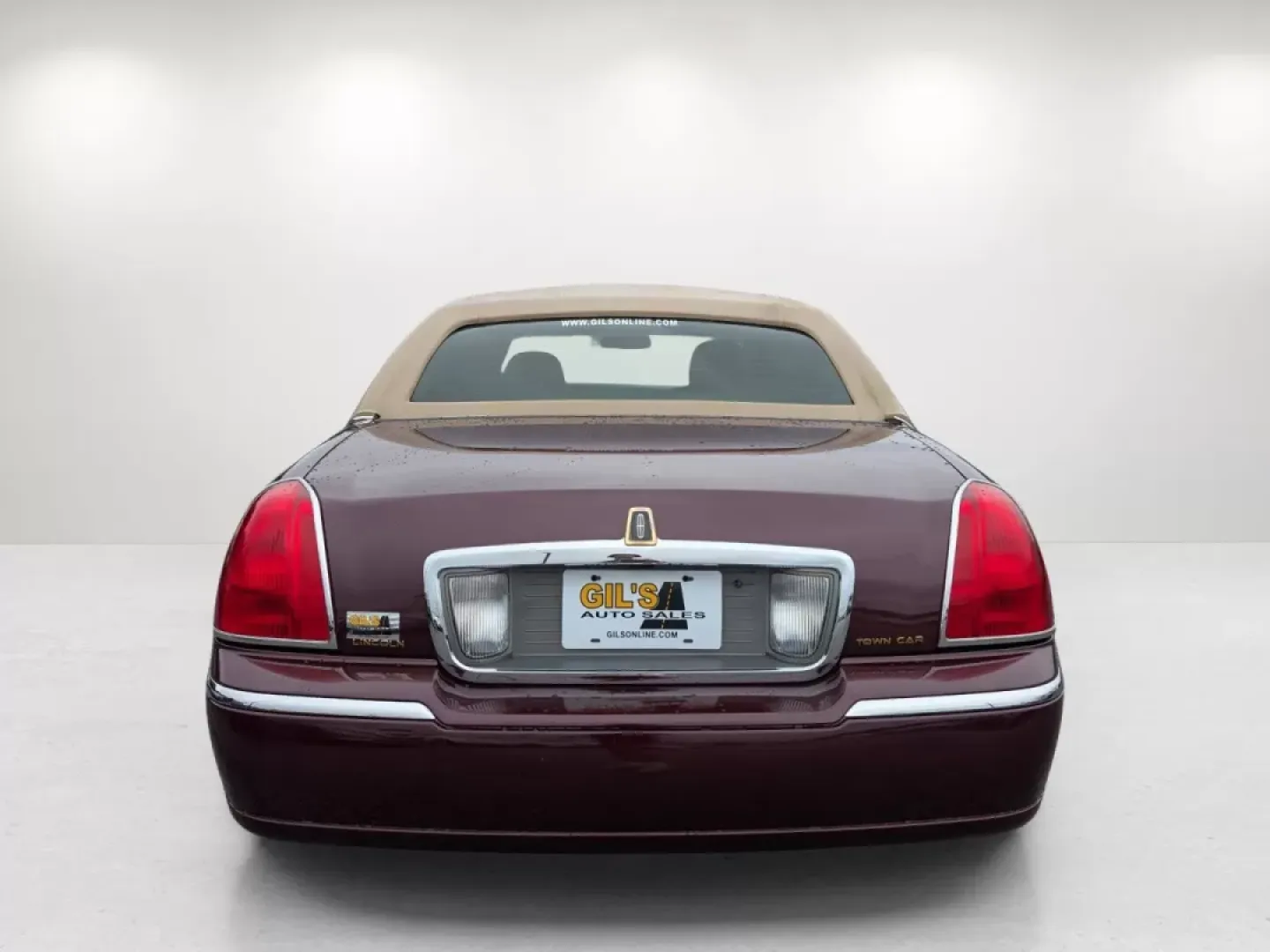 2006 Lincoln Town Car Designer Series (1LNHM83WX6Y) with an Other engine, located at 1430 Gateway Drive, Opelika, AL, 36801, (334) 239-0944, 32.637871, -85.409790 - **Experience Luxury with the 2006 Lincoln Town Car: Your Ideal Ride for Comfort and Style!**<br /> <br /> Are you in search of a vehicle that combines elegance with everyday practicality? Look no further than the 2006 Lincoln Town Car, now available at Gils Auto in Phenix City, AL. This stunning mar - Photo#5