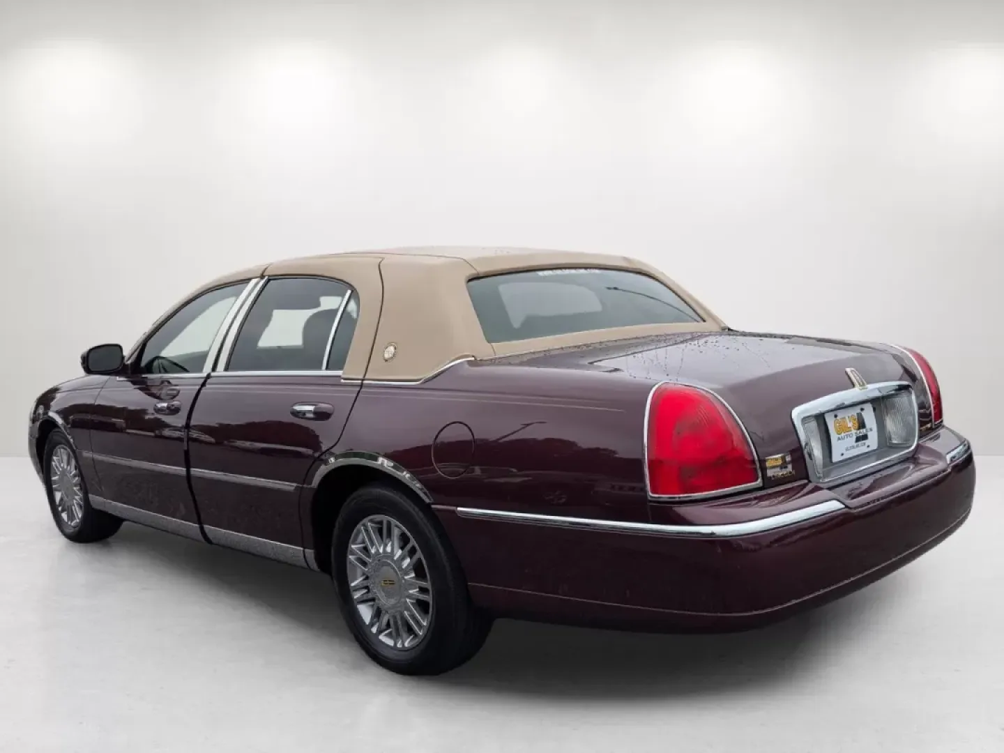 2006 Lincoln Town Car Designer Series (1LNHM83WX6Y) with an Other engine, located at 1430 Gateway Drive, Opelika, AL, 36801, (334) 239-0944, 32.637871, -85.409790 - **Experience Luxury with the 2006 Lincoln Town Car: Your Ideal Ride for Comfort and Style!**<br /> <br /> Are you in search of a vehicle that combines elegance with everyday practicality? Look no further than the 2006 Lincoln Town Car, now available at Gils Auto in Phenix City, AL. This stunning mar - Photo#6