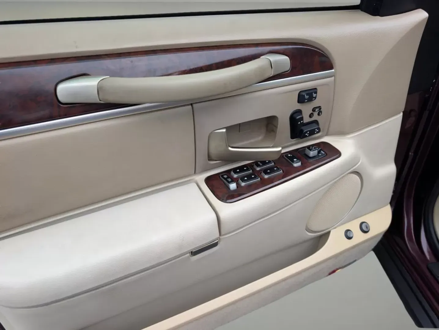 2006 Lincoln Town Car Designer Series (1LNHM83WX6Y) with an Other engine, located at 1430 Gateway Drive, Opelika, AL, 36801, (334) 239-0944, 32.637871, -85.409790 - **Experience Luxury with the 2006 Lincoln Town Car: Your Ideal Ride for Comfort and Style!**<br /> <br /> Are you in search of a vehicle that combines elegance with everyday practicality? Look no further than the 2006 Lincoln Town Car, now available at Gils Auto in Phenix City, AL. This stunning mar - Photo#8