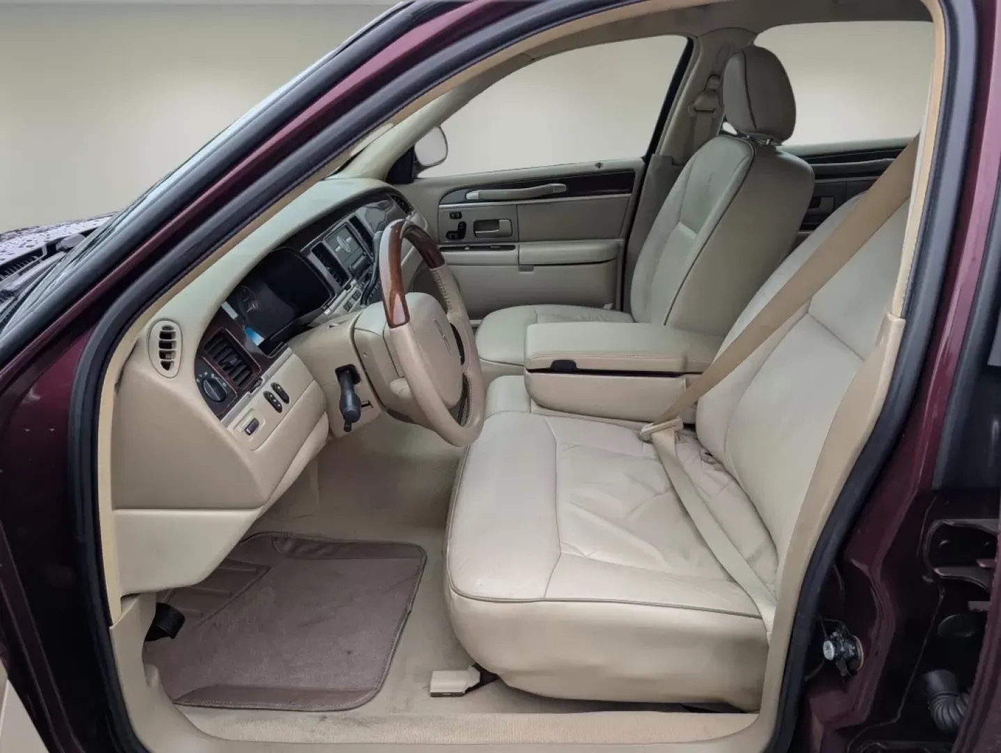 2006 Lincoln Town Car Designer Series (1LNHM83WX6Y) with an Other engine, located at 1430 Gateway Drive, Opelika, AL, 36801, (334) 239-0944, 32.637871, -85.409790 - **Experience Luxury with the 2006 Lincoln Town Car: Your Ideal Ride for Comfort and Style!**<br /> <br /> Are you in search of a vehicle that combines elegance with everyday practicality? Look no further than the 2006 Lincoln Town Car, now available at Gils Auto in Phenix City, AL. This stunning mar - Photo#9