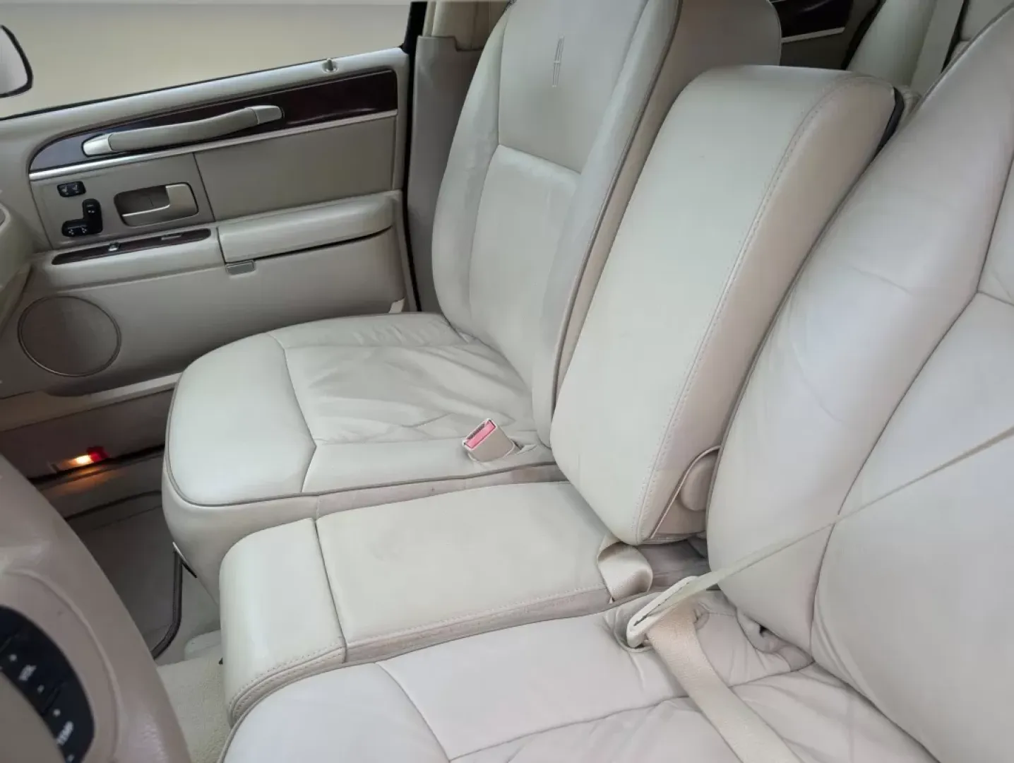 2006 Lincoln Town Car Designer Series (1LNHM83WX6Y) with an Other engine, located at 1430 Gateway Drive, Opelika, AL, 36801, (334) 239-0944, 32.637871, -85.409790 - **Experience Luxury with the 2006 Lincoln Town Car: Your Ideal Ride for Comfort and Style!**<br /> <br /> Are you in search of a vehicle that combines elegance with everyday practicality? Look no further than the 2006 Lincoln Town Car, now available at Gils Auto in Phenix City, AL. This stunning mar - Photo#10