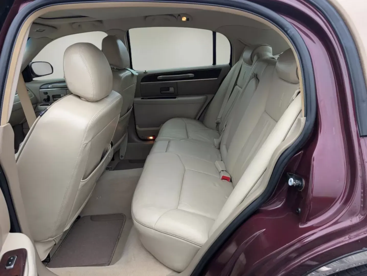 2006 Lincoln Town Car Designer Series (1LNHM83WX6Y) with an Other engine, located at 1430 Gateway Drive, Opelika, AL, 36801, (334) 239-0944, 32.637871, -85.409790 - **Experience Luxury with the 2006 Lincoln Town Car: Your Ideal Ride for Comfort and Style!**<br /> <br /> Are you in search of a vehicle that combines elegance with everyday practicality? Look no further than the 2006 Lincoln Town Car, now available at Gils Auto in Phenix City, AL. This stunning mar - Photo#11