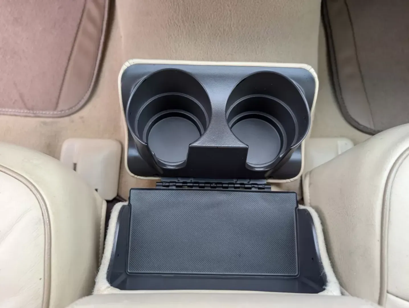 2006 Lincoln Town Car Designer Series (1LNHM83WX6Y) with an Other engine, located at 1430 Gateway Drive, Opelika, AL, 36801, (334) 239-0944, 32.637871, -85.409790 - **Experience Luxury with the 2006 Lincoln Town Car: Your Ideal Ride for Comfort and Style!**<br /> <br /> Are you in search of a vehicle that combines elegance with everyday practicality? Look no further than the 2006 Lincoln Town Car, now available at Gils Auto in Phenix City, AL. This stunning mar - Photo#15