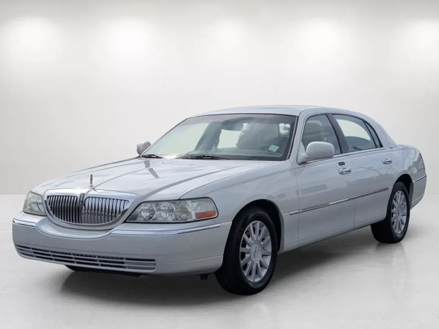 2006 Lincoln Town Car Signature (1LNHM81VX6Y) with an Other engine, located at 3959 U.S. 80 W, Phenix City, AL, 36870, (334) 297-4885, 32.469296, -85.135185 - **Experience Luxury and Comfort with the 2006 Lincoln Town Car Signature Perfect for Your Next Adventure!**<br /> <br /> Are you in the market for a reliable and stylish sedan that provides comfort for your daily commute and room for family outings? Look no further than the 2006 Lincoln Town Car Si - Photo#1