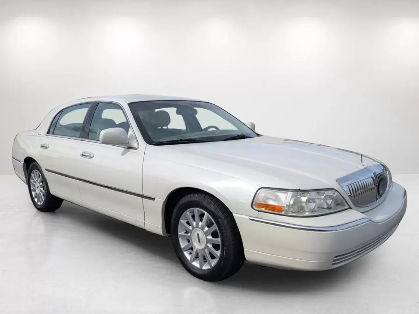 2006 Lincoln Town Car Signature (1LNHM81VX6Y) with an Other engine, located at 3959 U.S. 80 W, Phenix City, AL, 36870, (334) 297-4885, 32.469296, -85.135185 - **Experience Luxury and Comfort with the 2006 Lincoln Town Car Signature Perfect for Your Next Adventure!**<br /> <br /> Are you in the market for a reliable and stylish sedan that provides comfort for your daily commute and room for family outings? Look no further than the 2006 Lincoln Town Car Si - Photo#3
