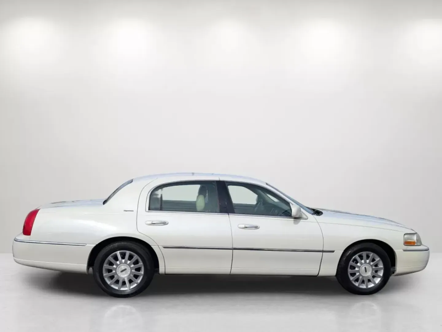 2006 Lincoln Town Car Signature (1LNHM81VX6Y) with an Other engine, located at 3959 U.S. 80 W, Phenix City, AL, 36870, (334) 297-4885, 32.469296, -85.135185 - **Experience Luxury and Comfort with the 2006 Lincoln Town Car Signature Perfect for Your Next Adventure!**<br /> <br /> Are you in the market for a reliable and stylish sedan that provides comfort for your daily commute and room for family outings? Look no further than the 2006 Lincoln Town Car Si - Photo#4