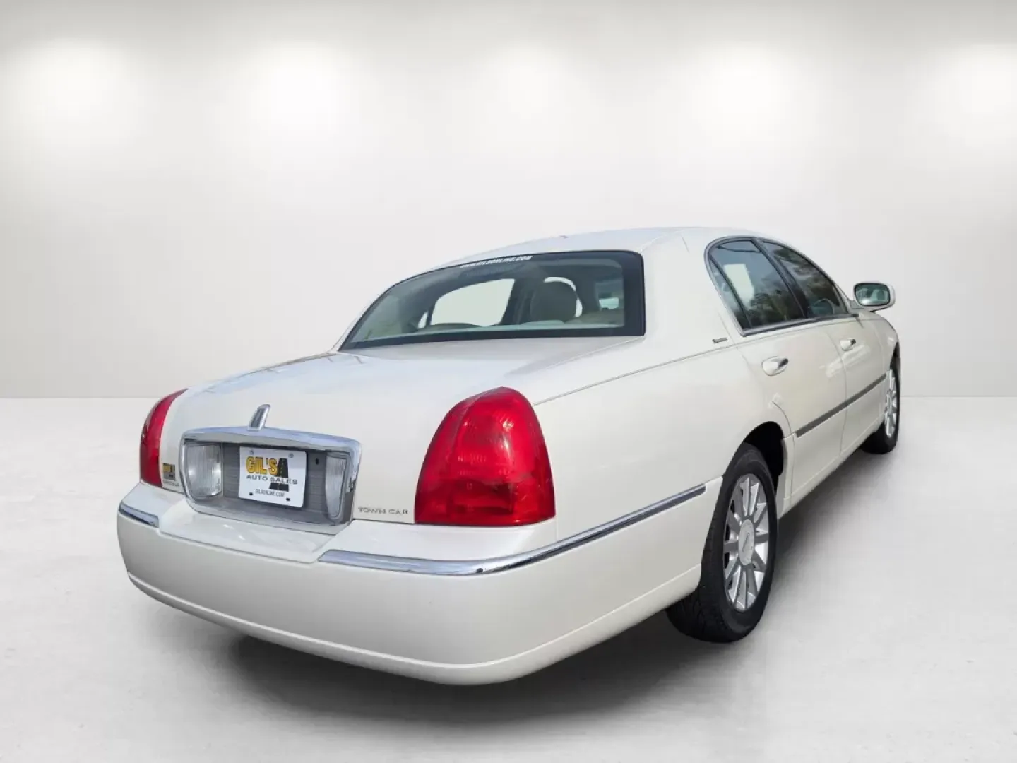 2006 Lincoln Town Car Signature (1LNHM81VX6Y) with an Other engine, located at 3959 U.S. 80 W, Phenix City, AL, 36870, (334) 297-4885, 32.469296, -85.135185 - **Experience Luxury and Comfort with the 2006 Lincoln Town Car Signature Perfect for Your Next Adventure!**<br /> <br /> Are you in the market for a reliable and stylish sedan that provides comfort for your daily commute and room for family outings? Look no further than the 2006 Lincoln Town Car Si - Photo#5