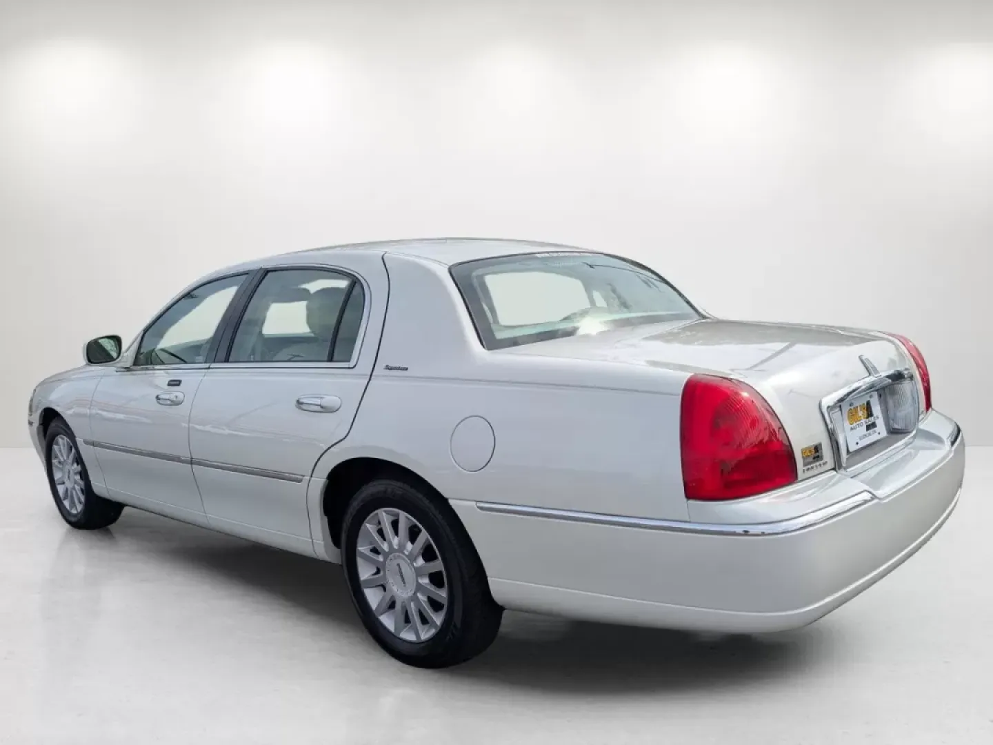 2006 Lincoln Town Car Signature (1LNHM81VX6Y) with an Other engine, located at 3959 U.S. 80 W, Phenix City, AL, 36870, (334) 297-4885, 32.469296, -85.135185 - **Experience Luxury and Comfort with the 2006 Lincoln Town Car Signature Perfect for Your Next Adventure!**<br /> <br /> Are you in the market for a reliable and stylish sedan that provides comfort for your daily commute and room for family outings? Look no further than the 2006 Lincoln Town Car Si - Photo#7