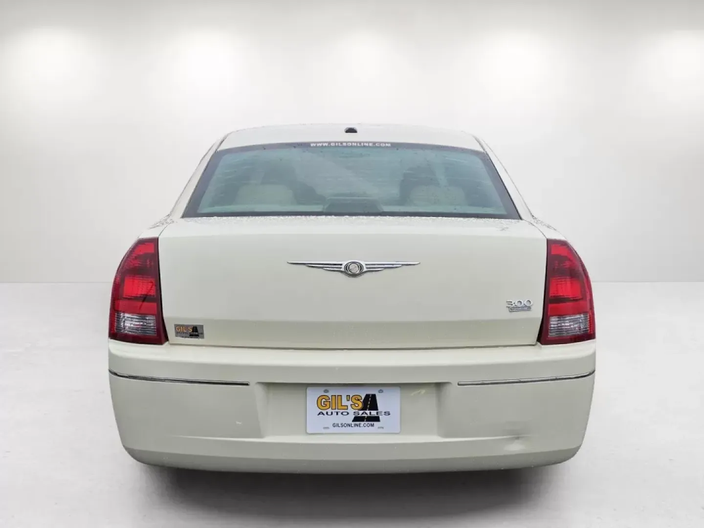 2007 Chrysler 300 Touring (2C3KA53G47H) with an Other engine, located at 1430 Gateway Drive, Opelika, AL, 36801, (334) 239-0944, 32.637871, -85.409790 - **Experience Comfort and Style with the 2007 Chrysler 300 at Gils Auto!** <br /> <br /> Are you in search of a reliable vehicle that provides both comfort and style for your daily commutes or weekend getaways? Look no further than the stunning 2007 Chrysler 300 available now at Gils Auto in Phenix - Photo#5
