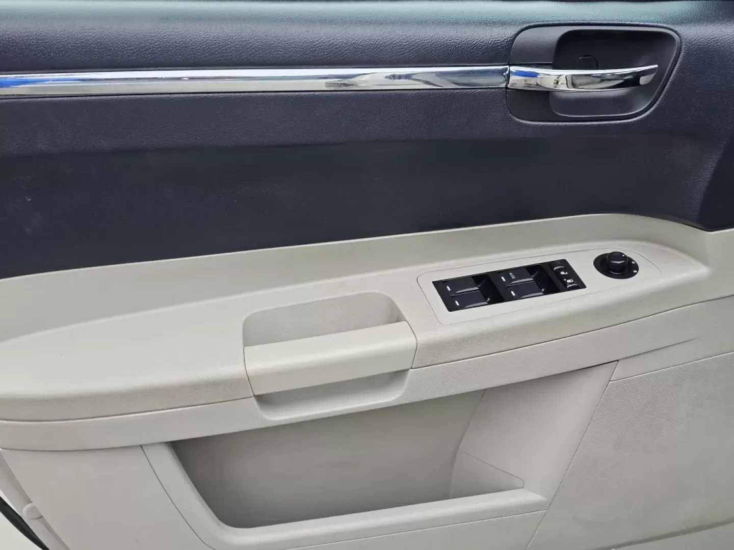 2007 Chrysler 300 Touring (2C3KA53G47H) with an Other engine, located at 1430 Gateway Drive, Opelika, AL, 36801, (334) 239-0944, 32.637871, -85.409790 - **Experience Comfort and Style with the 2007 Chrysler 300 at Gils Auto!** <br /> <br /> Are you in search of a reliable vehicle that provides both comfort and style for your daily commutes or weekend getaways? Look no further than the stunning 2007 Chrysler 300 available now at Gils Auto in Phenix - Photo#8