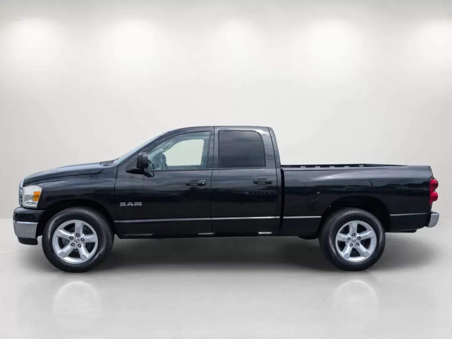 2008 /Medium Slate Gray Dodge Ram 1500 SLT (1D7HA18N38S) with an Gas V8 4.7L/287 engine, 5-Speed Automatic w/OD transmission, located at 5115 14th Ave., Columbus, GA, 31904, (706) 323-0345, 32.511494, -84.971046 - 2008 Dodge Ram 1500 SLT - Photo#8