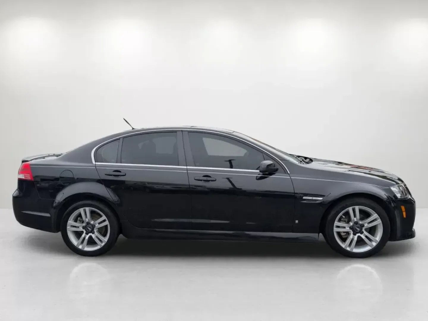 2008 Panther Black Metallic /Onyx Pontiac G8 (6G2ER57798L) with an Gas V6 3.6L/217 engine, 5-Speed Automatic w/OD, Electronic transmission, located at 7000 Northlake Connector, Columbus, GA, 31904, (706) 987-8085, 32.524975, -84.978134 - 2008 Pontiac G8 - Photo#3