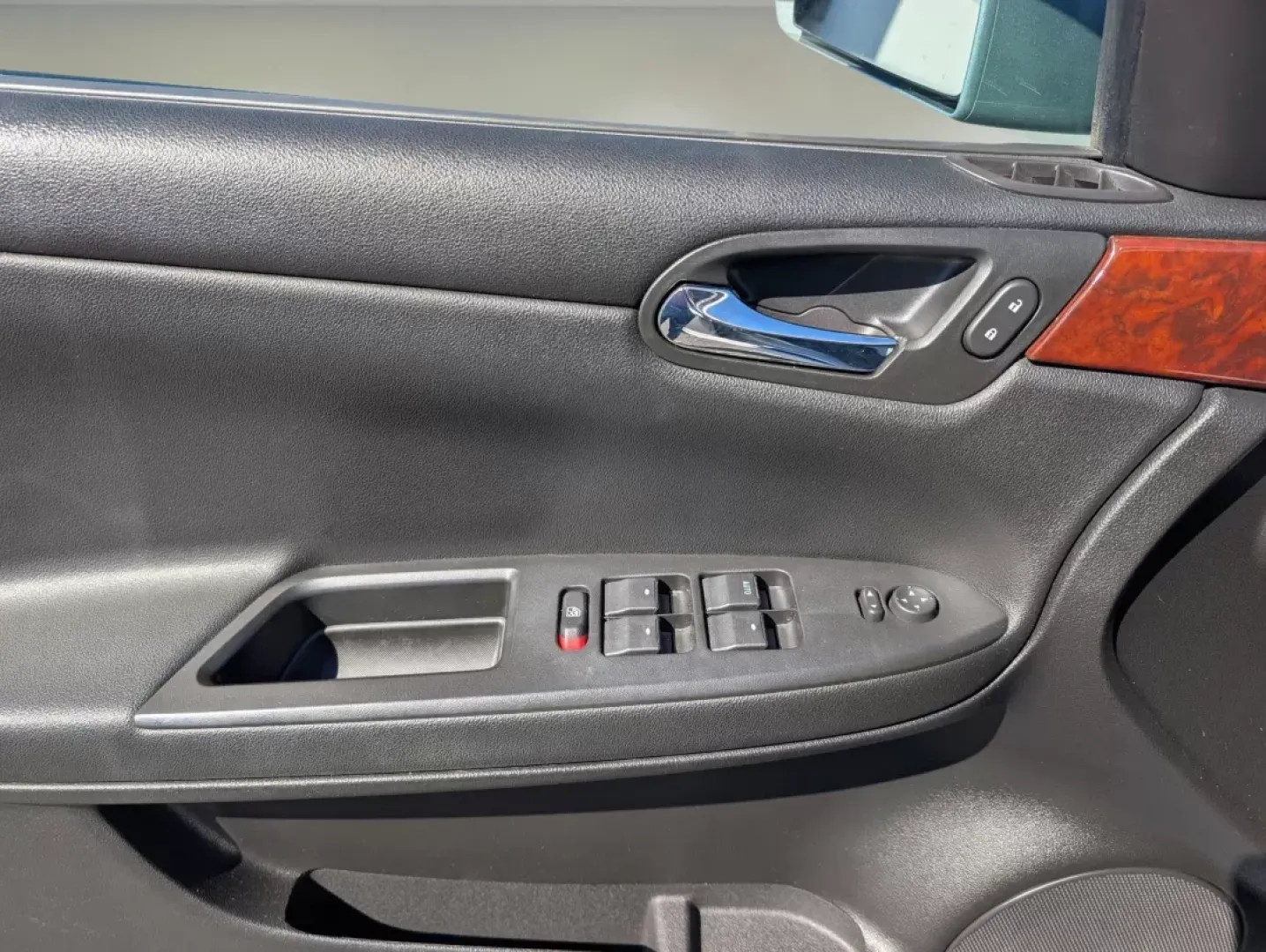 2009 /Ebony Chevrolet Impala 3.5L LT (2G1WT57N991) with an Other engine, located at 3959 U.S. 80 W, Phenix City, AL, 36870, (334) 297-4885, 32.469296, -85.135185 - Elevate your daily commute or family road trips with the 2009 Chevrolet Impala LT-a perfect balance of comfort, reliability, and style. This sedan is not just a car; it's your ticket to enjoyable journeys, whether you're navigating the busy streets of Prattville or exploring the scenic routes of Ala - Photo#9