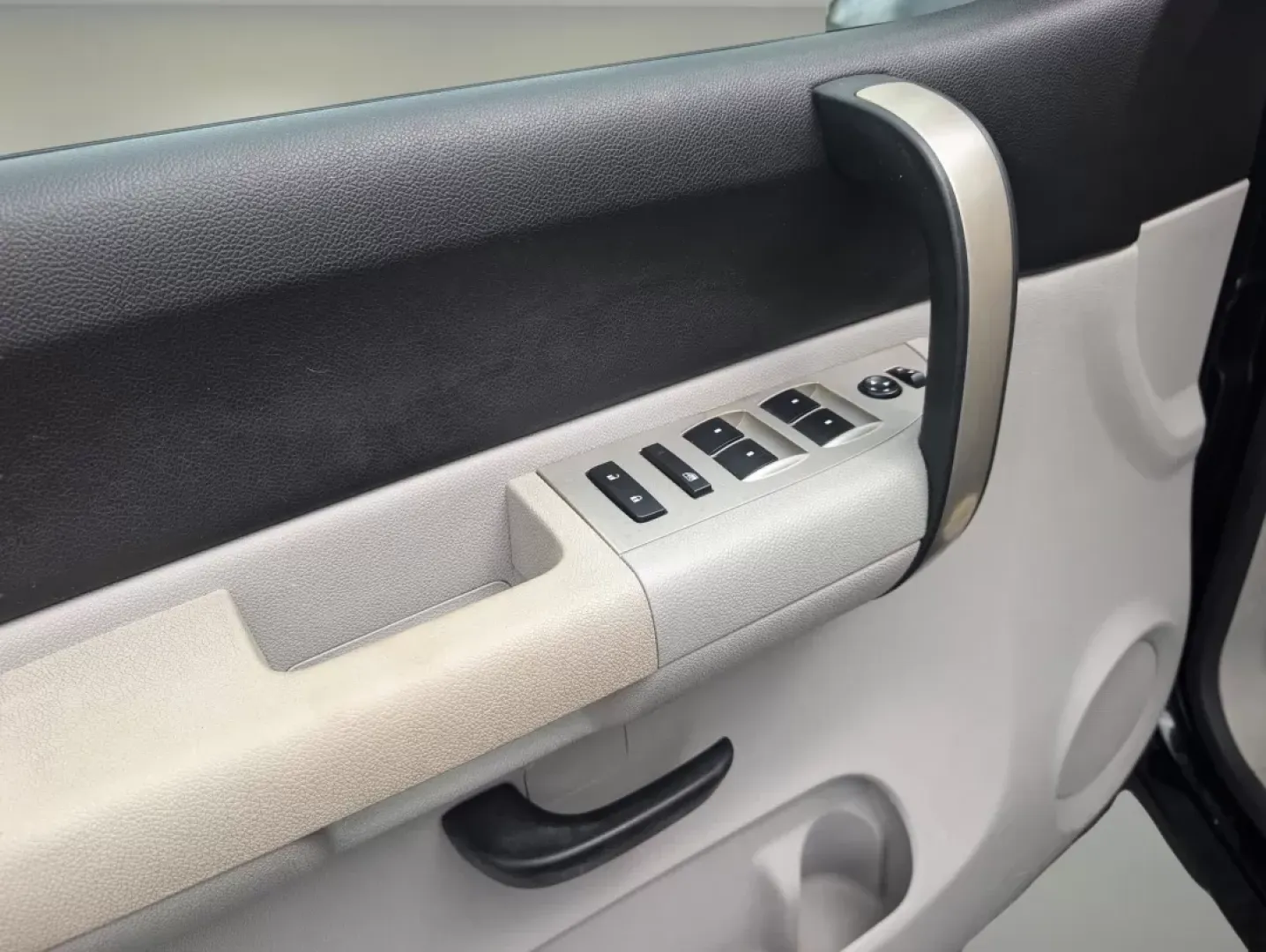 2009 /Light Titanium/Ebony Chevrolet Silverado 1500 LT (3GCEC23JX9G) with an Other engine, located at 3959 U.S. 80 W, Phenix City, AL, 36870, (334) 297-4885, 32.469296, -85.135185 - **Unleash Your Adventurous Spirit with the 2009 Chevrolet Silverado 1500 LT at Gils Auto - Phenix City!**<br /> <br /> Are you looking for a dependable, rugged truck that can handle both your daily commute and weekend adventures? Look no further than our 2009 Chevrolet Silverado 1500 LT, available n - Photo#8