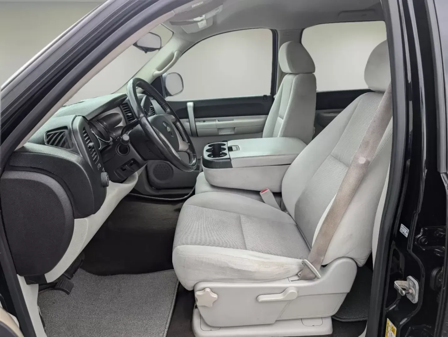 2009 /Light Titanium/Ebony Chevrolet Silverado 1500 LT (3GCEC23JX9G) with an Other engine, located at 3959 U.S. 80 W, Phenix City, AL, 36870, (334) 297-4885, 32.469296, -85.135185 - **Unleash Your Adventurous Spirit with the 2009 Chevrolet Silverado 1500 LT at Gils Auto - Phenix City!**<br /> <br /> Are you looking for a dependable, rugged truck that can handle both your daily commute and weekend adventures? Look no further than our 2009 Chevrolet Silverado 1500 LT, available n - Photo#9