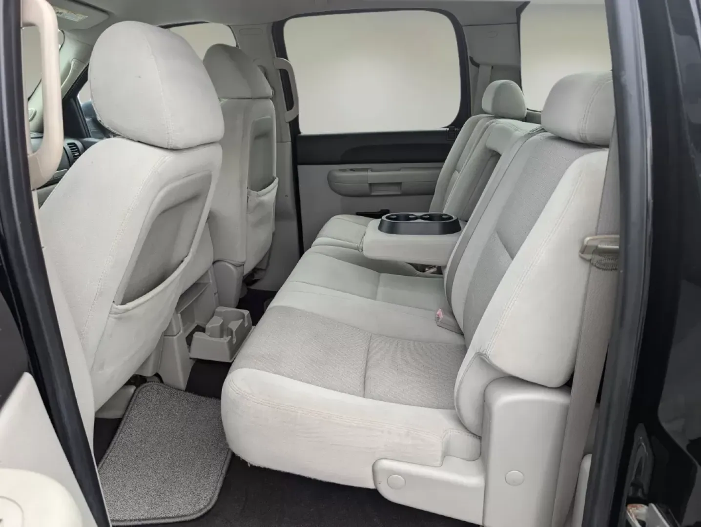 2009 /Light Titanium/Ebony Chevrolet Silverado 1500 LT (3GCEC23JX9G) with an Other engine, located at 3959 U.S. 80 W, Phenix City, AL, 36870, (334) 297-4885, 32.469296, -85.135185 - **Unleash Your Adventurous Spirit with the 2009 Chevrolet Silverado 1500 LT at Gils Auto - Phenix City!**<br /> <br /> Are you looking for a dependable, rugged truck that can handle both your daily commute and weekend adventures? Look no further than our 2009 Chevrolet Silverado 1500 LT, available n - Photo#11