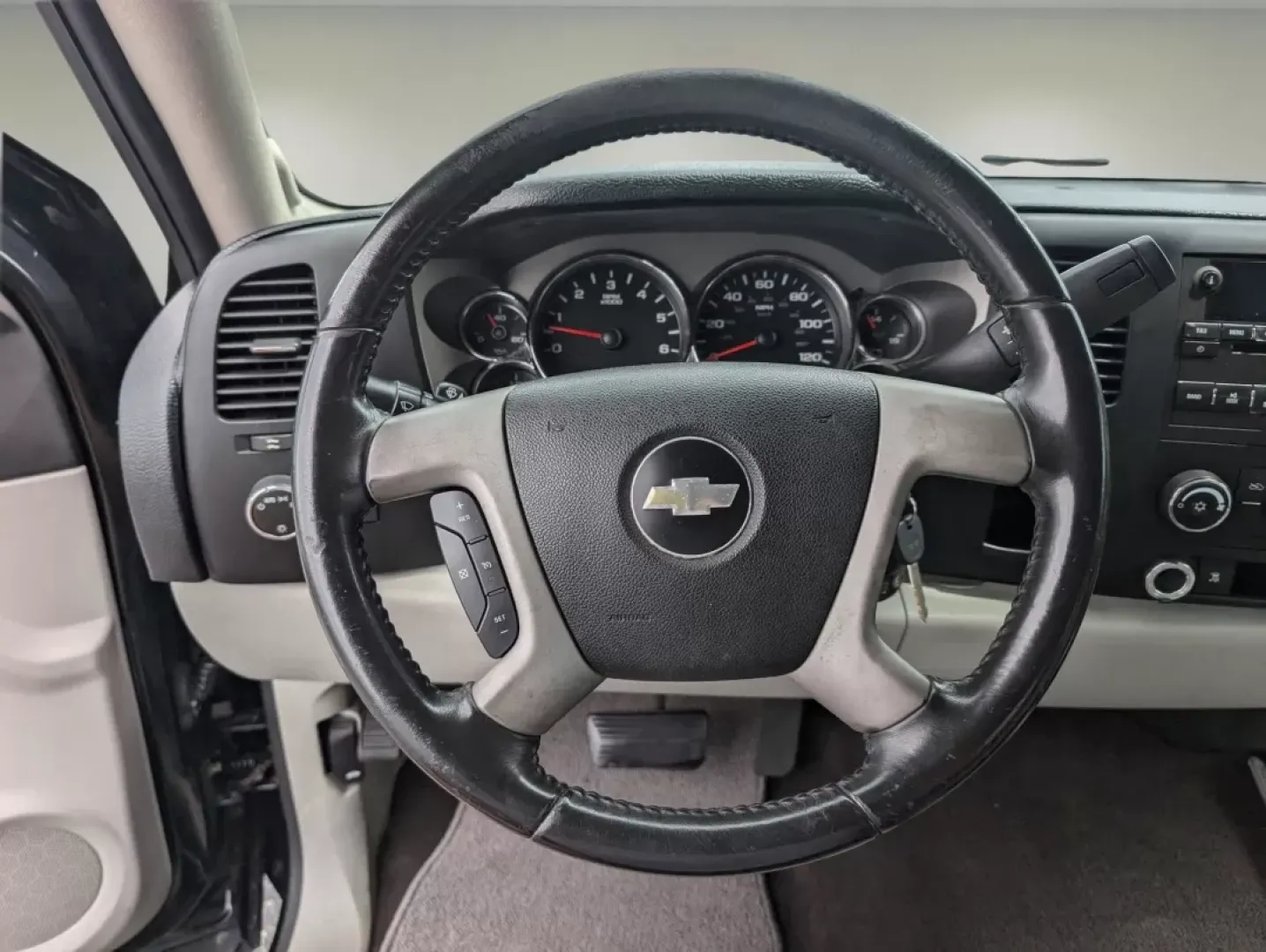 2009 /Light Titanium/Ebony Chevrolet Silverado 1500 LT (3GCEC23JX9G) with an Other engine, located at 3959 U.S. 80 W, Phenix City, AL, 36870, (334) 297-4885, 32.469296, -85.135185 - **Unleash Your Adventurous Spirit with the 2009 Chevrolet Silverado 1500 LT at Gils Auto - Phenix City!**<br /> <br /> Are you looking for a dependable, rugged truck that can handle both your daily commute and weekend adventures? Look no further than our 2009 Chevrolet Silverado 1500 LT, available n - Photo#15