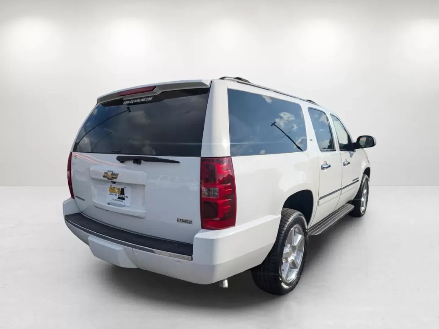 2009 /Light Cashmere/Dark Cashemere Chevrolet Suburban LTZ (1GNFC36029R) with an Other engine, located at 1430 Gateway Drive, Opelika, AL, 36801, (334) 239-0944, 32.637871, -85.409790 - **Explore the Open Road with the 2009 Chevrolet Suburban LTZ at Gils Auto Phenix City, AL!**<br /> <br /> Are you ready to elevate your driving experience and make family trips or weekend adventures unforgettable? Look no further than the 2009 Chevrolet Suburban LTZ, now available at Gils Auto, you - Photo#4