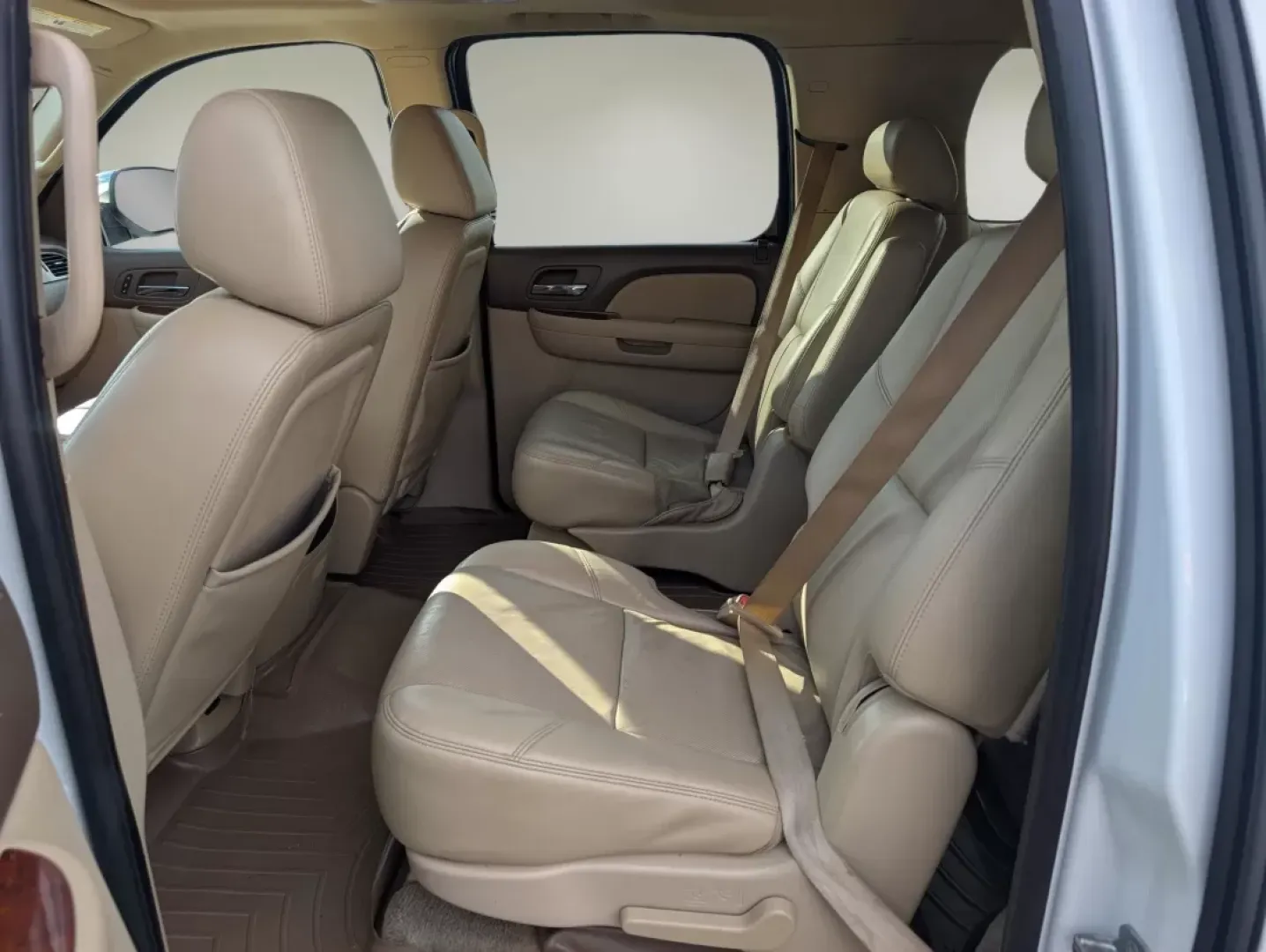 2009 /Light Cashmere/Dark Cashemere Chevrolet Suburban LTZ (1GNFC36029R) with an Other engine, located at 1430 Gateway Drive, Opelika, AL, 36801, (334) 239-0944, 32.637871, -85.409790 - **Explore the Open Road with the 2009 Chevrolet Suburban LTZ at Gils Auto Phenix City, AL!**<br /> <br /> Are you ready to elevate your driving experience and make family trips or weekend adventures unforgettable? Look no further than the 2009 Chevrolet Suburban LTZ, now available at Gils Auto, you - Photo#10