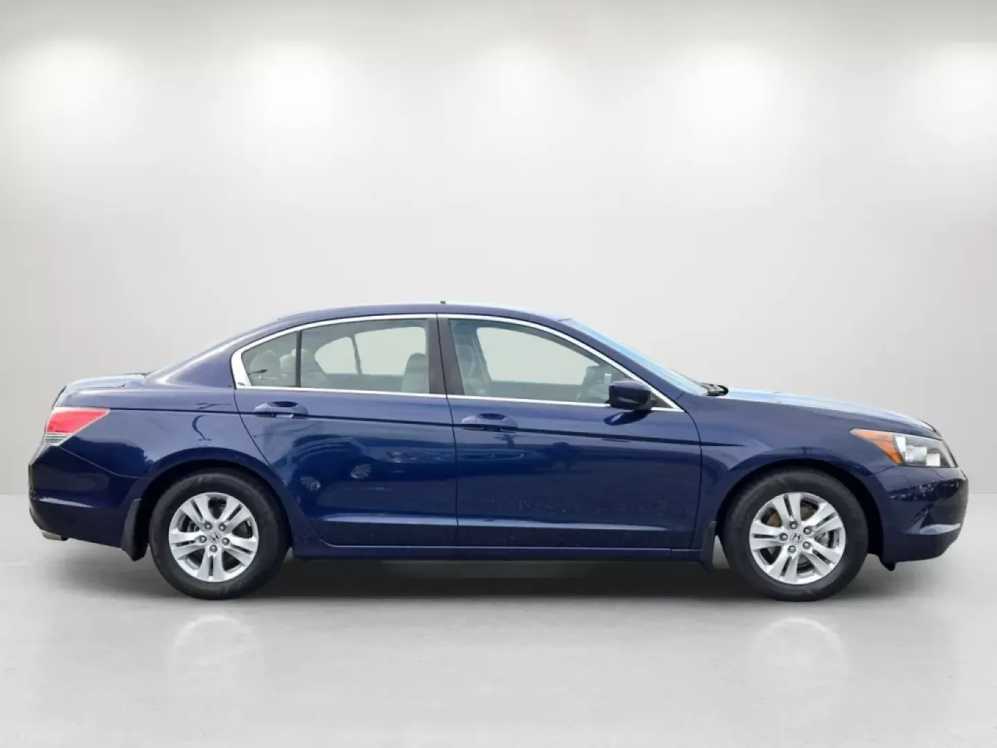 2009 Honda Accord Sdn LX-P (1HGCP264X9A) with an Other engine, located at 3959 U.S. 80 W, Phenix City, AL, 36870, (334) 297-4885, 32.469296, -85.135185 - Are you in the market for a reliable sedan that perfectly balances comfort, style, and functionality? Look no further than the 2009 Honda Accord LX-P, available now at Gils Auto in Phenix City, AL! This versatile vehicle is ideal for daily commuters, growing families, or anyone who enjoys weekend ad - Photo#5