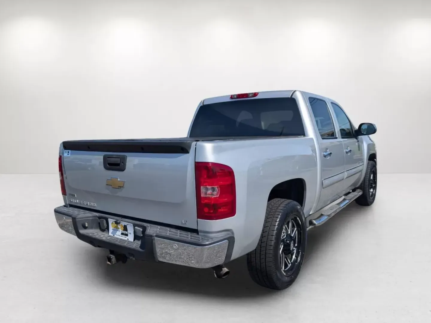 2010 /Light Titanium/Ebony Chevrolet Silverado 1500 LT (3GCRCSE01AG) with an Other engine, located at 3959 U.S. 80 W, Phenix City, AL, 36870, (334) 297-4885, 32.469296, -85.135185 - **Explore New Adventures with the 2010 Chevrolet Silverado 1500 LT at Gils Auto in Phenix City!**<br /> <br /> Are you ready to take your road trips and weekend adventures to the next level? The 2010 Chevrolet Silverado 1500 LT Crew Cab Pickup is the perfect companion for those who crave both reliab - Photo#5