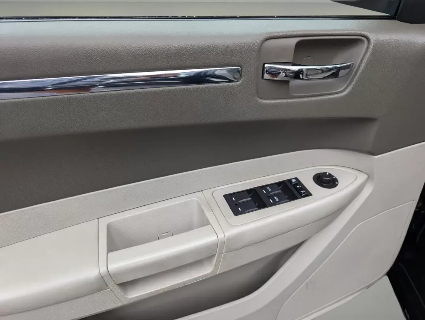 2010 /Dark Khaki/Light Gray Stone Chrysler 300 Touring Signature (2C3CA5CV4AH) with an Other engine, located at 1430 Gateway Drive, Opelika, AL, 36801, (334) 239-0944, 32.637871, -85.409790 - **Drive in Style with the 2010 Chrysler 300 Touring Signature Perfect for Daily Commutes or Weekend Getaways!**<br /> <br /> Are you on the hunt for a vehicle that combines sophistication, comfort, and reliability? Look no further than the stunning 2010 Chrysler 300 Touring Signature, now available - Photo#8