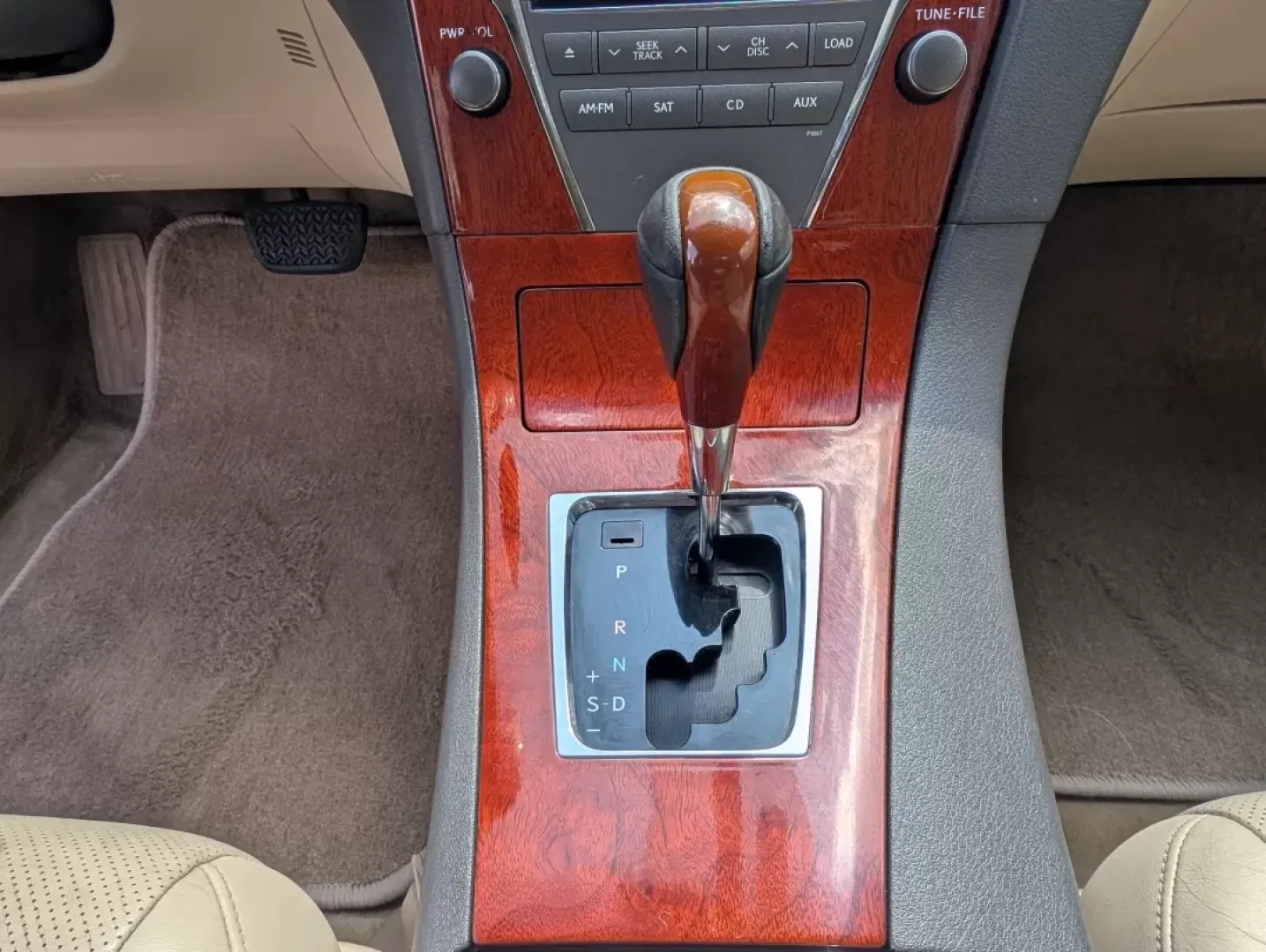 2010 Lexus ES 350 (JTHBK1EG1A2) with an Other engine, located at 3959 U.S. 80 W, Phenix City, AL, 36870, (334) 297-4885, 32.469296, -85.135185 - **Elevate Your Commute with Luxury: 2010 Lexus ES 350 at Gils Auto!**<br /> <br /> Are you ready to transform your daily drive into a luxurious experience? The stunning 2010 Lexus ES 350 is perfect for those who crave style, comfort, and advanced technology while navigating the busy streets of Pheni - Photo#13