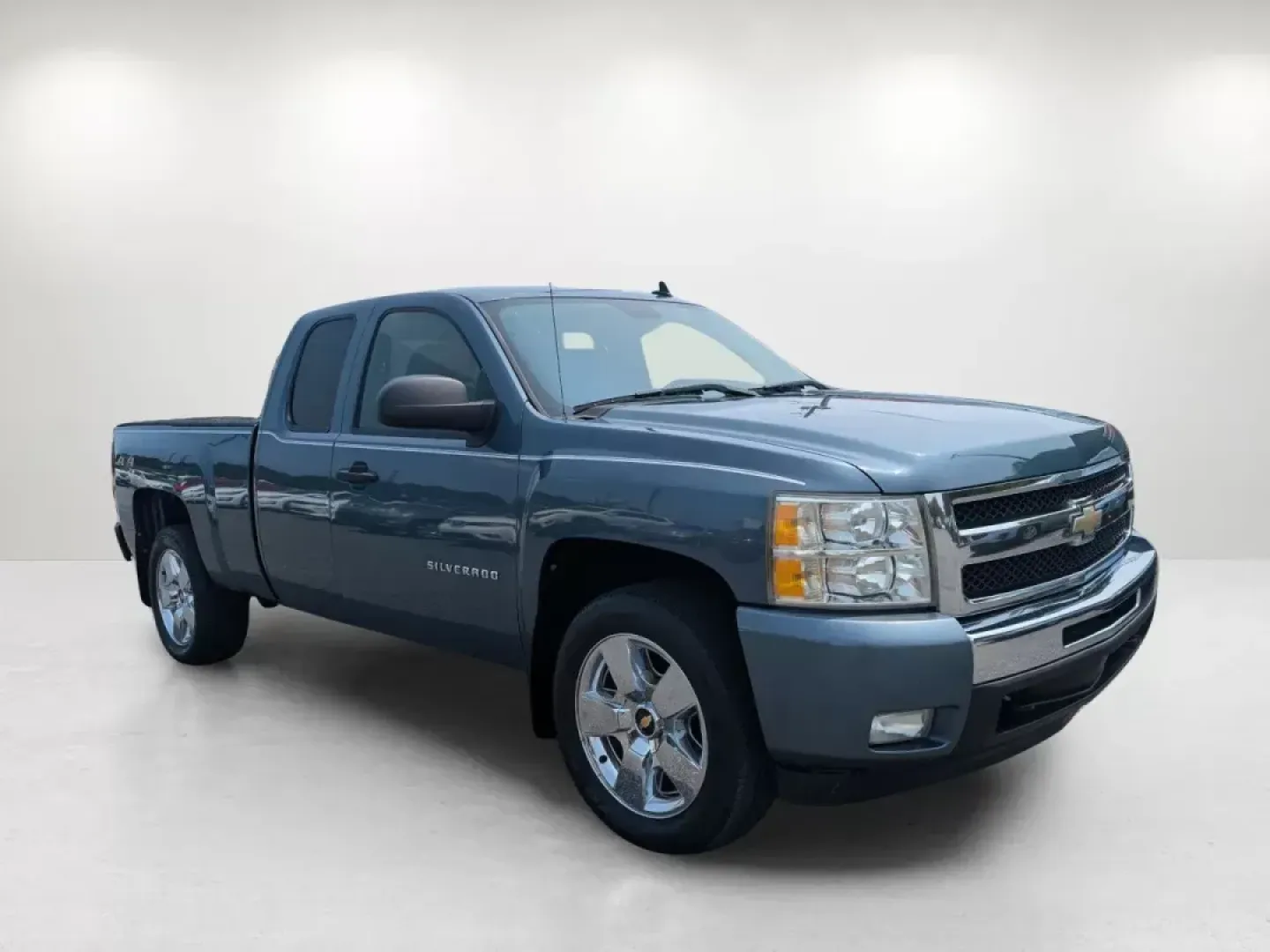 2011 /Ebony Chevrolet Silverado 1500 LT (1GCRKSE37BZ) with an Gas/Ethanol V8 5.3L/323 engine, 6-Speed Automatic transmission, located at 5115 14th Ave., Columbus, GA, 31904, (706) 323-0345, 32.511494, -84.971046 - **Discover Your Adventure with this 2011 Chevrolet Silverado 1500 LT Perfect for Your Weekend Getaways or Daily Commutes!**<br /> <br /> Are you ready to elevate your lifestyle with a vehicle that seamlessly blends performance, comfort, and versatility? Look no further than this stunning 2011 Chevr - Photo#2