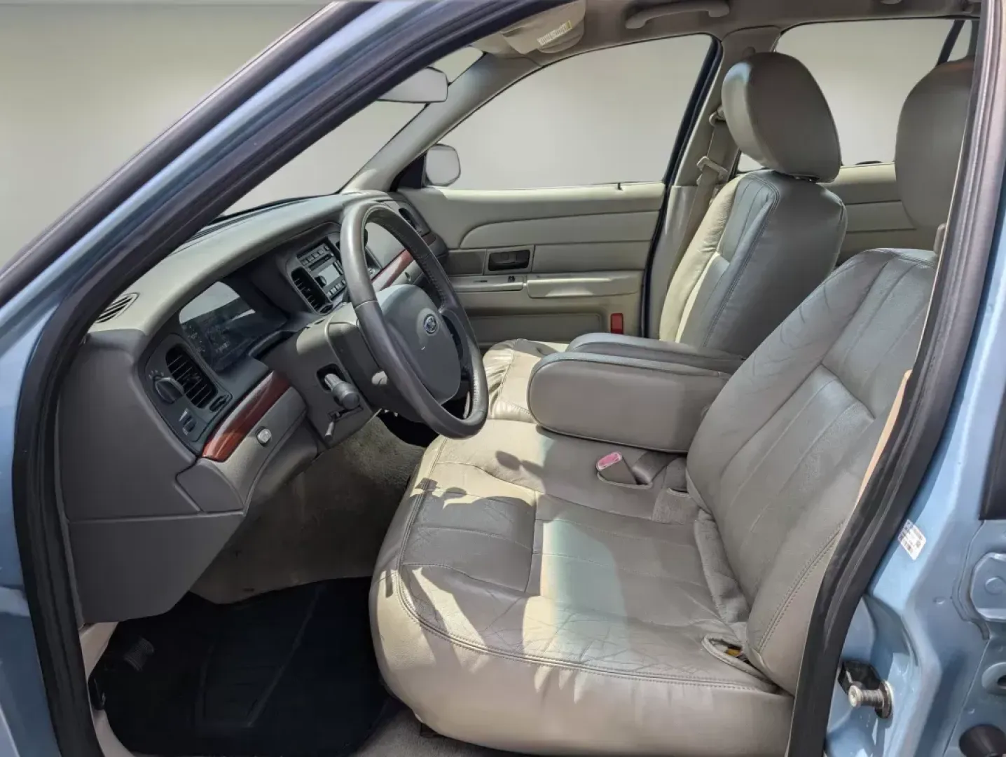 2011 Ford Crown Victoria LX (2FABP7EV6BX) with an Gas/Ethanol V8 4.6L/281 engine, 4-Speed Automatic w/OD transmission, located at 1430 Gateway Drive, Opelika, AL, 36801, (334) 239-0944, 32.637871, -85.409790 - 2011 Ford Crown Victoria LX - Photo#9