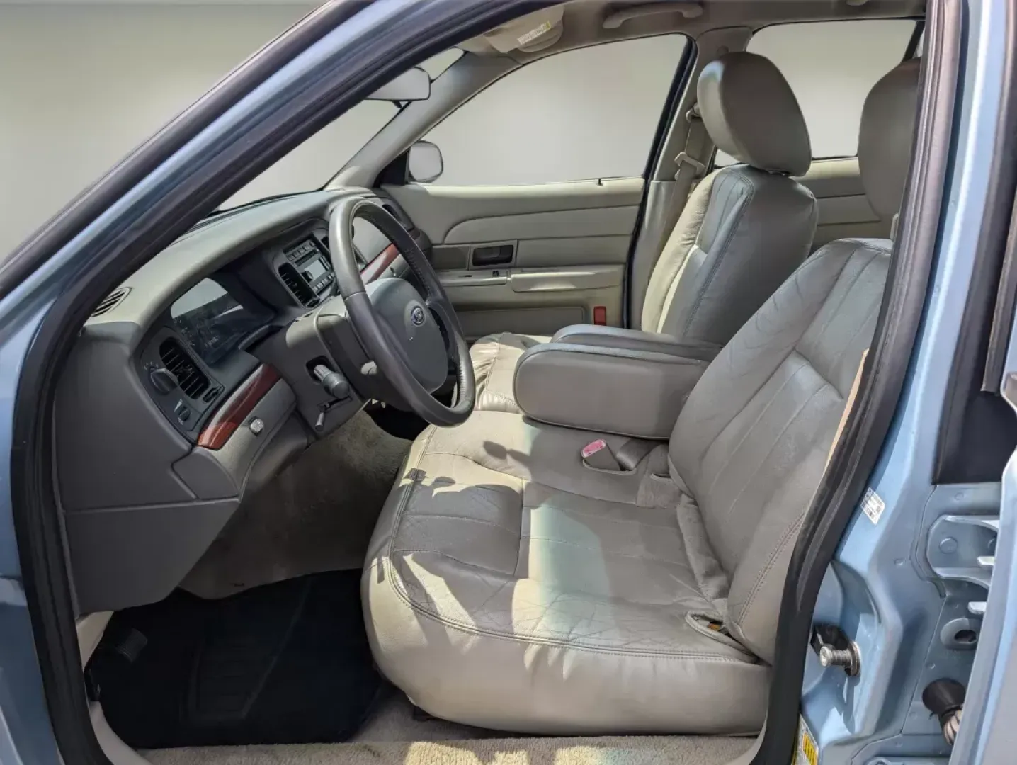 2011 Ford Crown Victoria LX (2FABP7EV6BX) with an Gas/Ethanol V8 4.6L/281 engine, 4-Speed Automatic w/OD transmission, located at 1430 Gateway Drive, Opelika, AL, 36801, (334) 239-0944, 32.637871, -85.409790 - 2011 Ford Crown Victoria LX - Photo#10