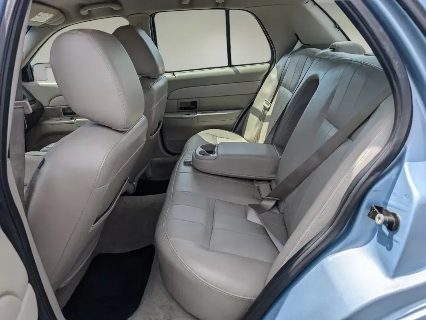 2011 Ford Crown Victoria LX (2FABP7EV6BX) with an Gas/Ethanol V8 4.6L/281 engine, 4-Speed Automatic w/OD transmission, located at 1430 Gateway Drive, Opelika, AL, 36801, (334) 239-0944, 32.637871, -85.409790 - 2011 Ford Crown Victoria LX - Photo#11