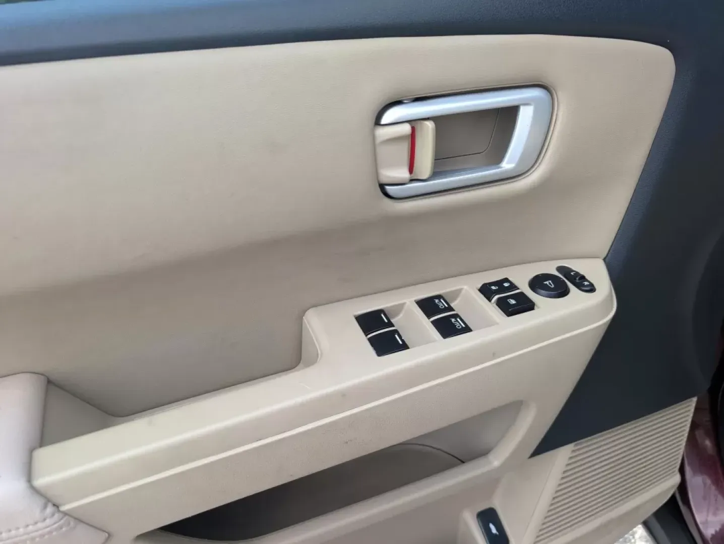 2011 Honda Pilot EX-L (5FNYF3H53BB) with an Other engine, located at 1430 Gateway Drive, Opelika, AL, 36801, (334) 239-0944, 32.637871, -85.409790 - Are you ready to elevate your family adventures or tackle those long commutes with ease? Look no further than this stunning 2011 Honda Pilot EX-L, available now at Gils Auto in Phenix City, AL. This spacious SUV is perfect for growing families and weekend explorers alike, offering comfort, safety, a - Photo#8